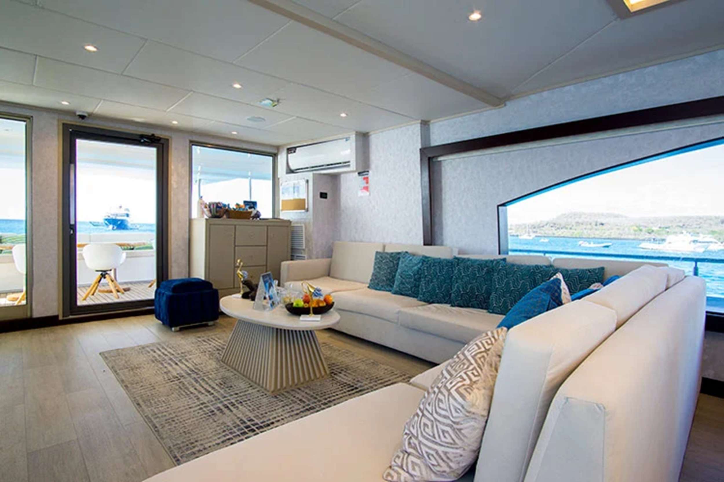 Grand Majestic Yacht Charter - Lounge