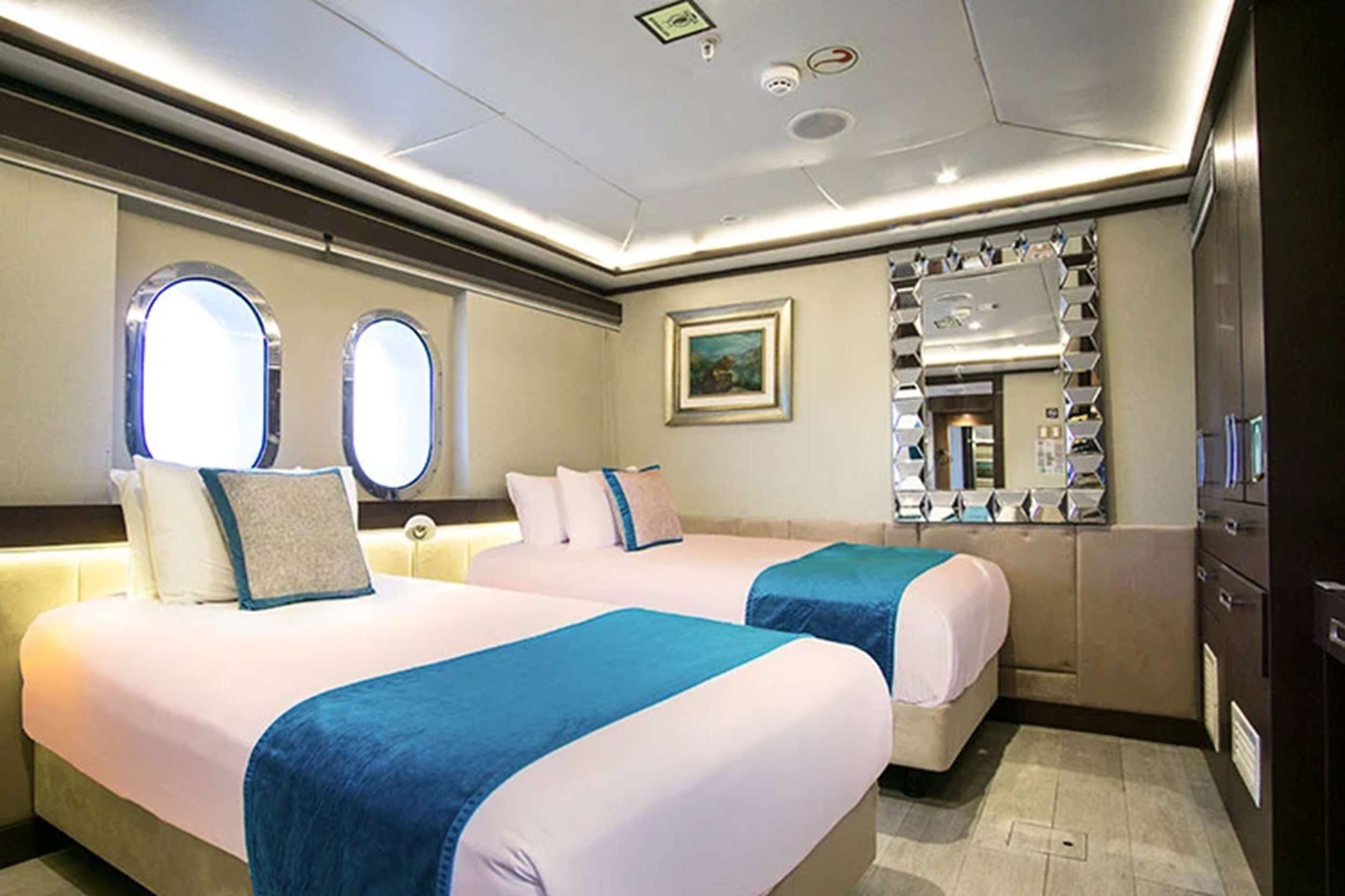 Grand Majestic Yacht Charter - Bathroom Suite