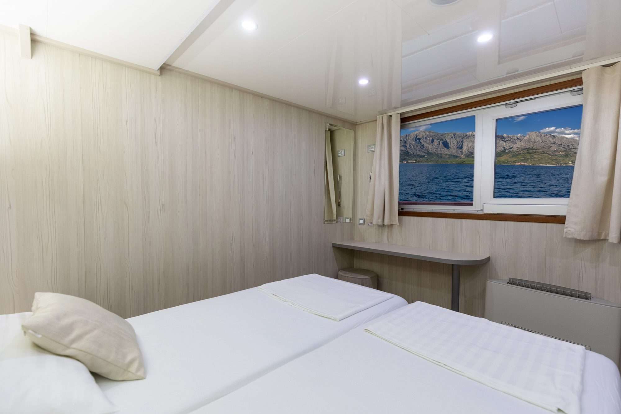 Top deck cabin