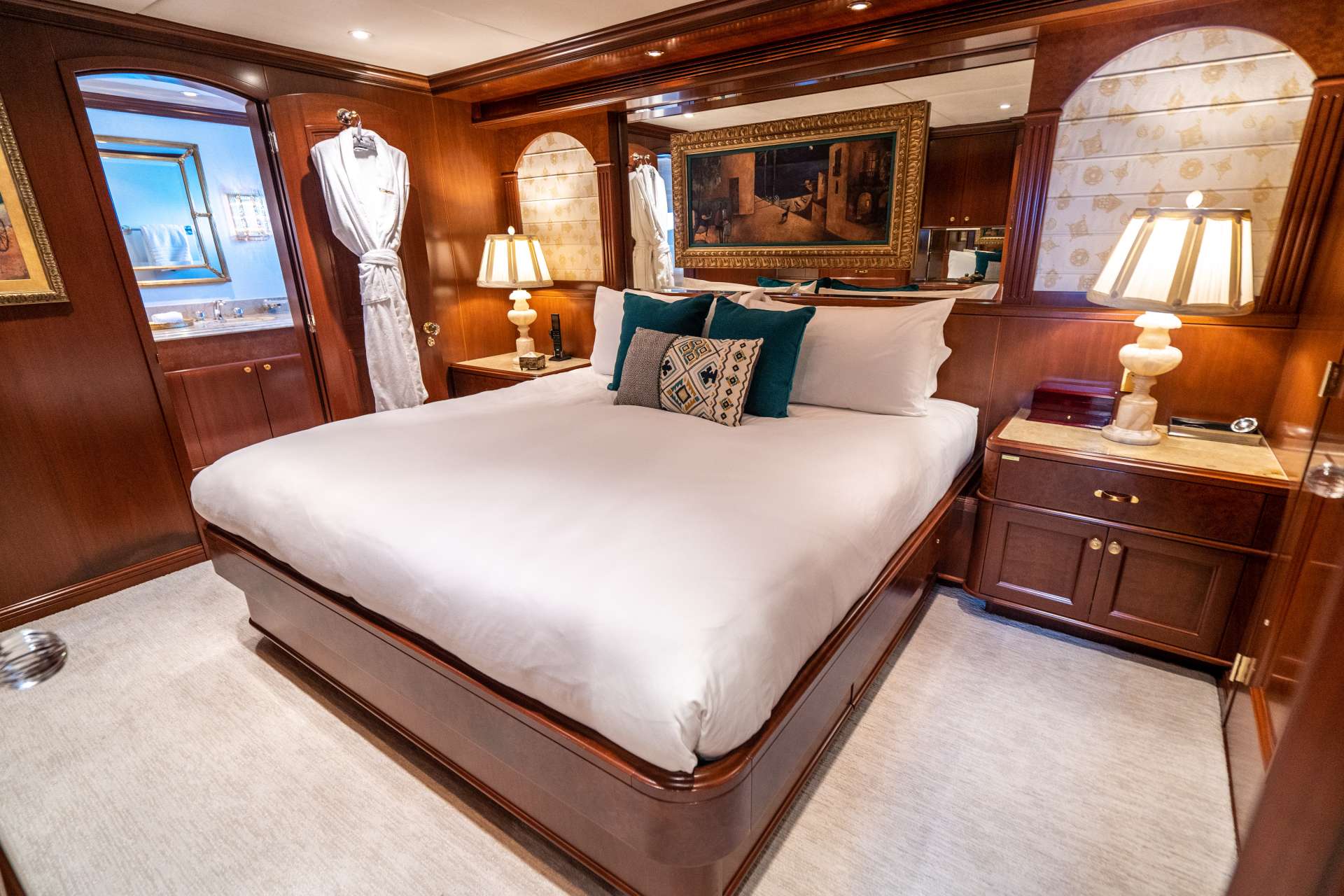 RELENTLESS Yacht Charter - King Guest cabin (2)