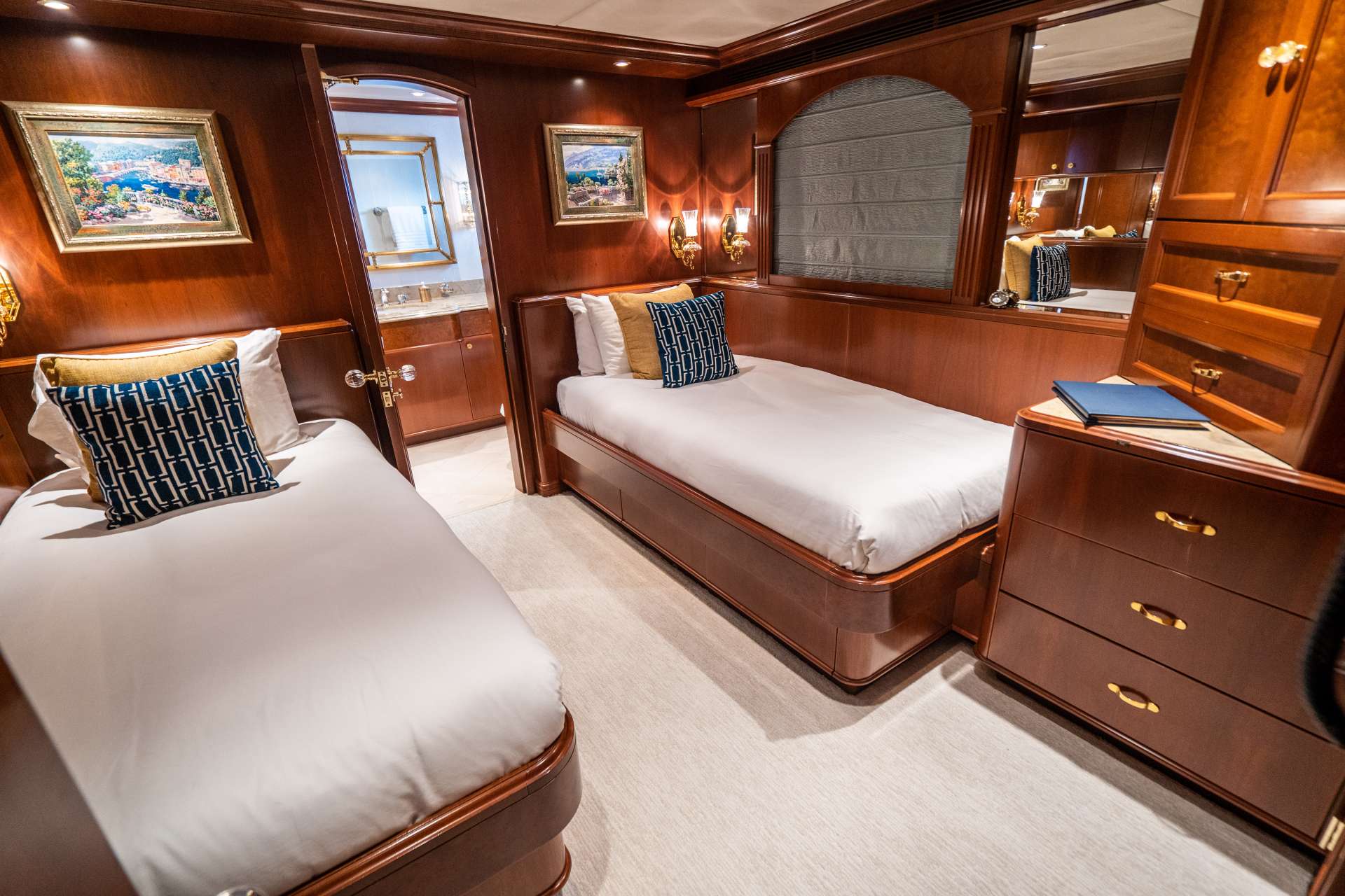 RELENTLESS Yacht Charter - Twin Guest cabin