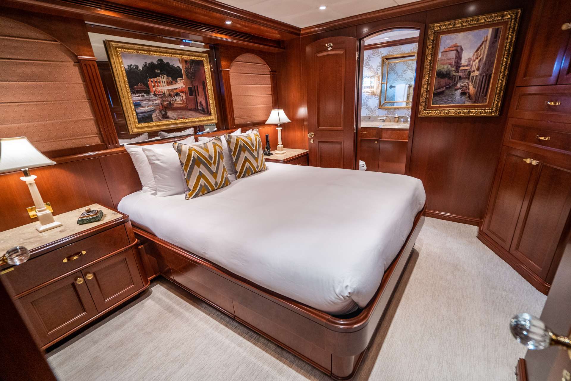 RELENTLESS Yacht Charter - Queen Guest cabin