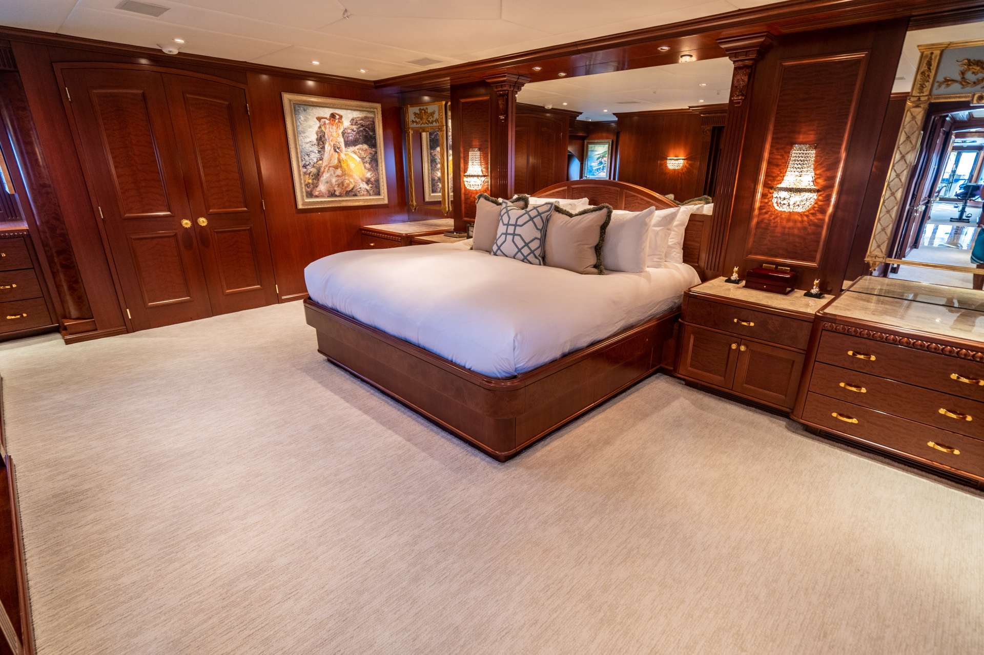 RELENTLESS Yacht Charter - Master Stateroom