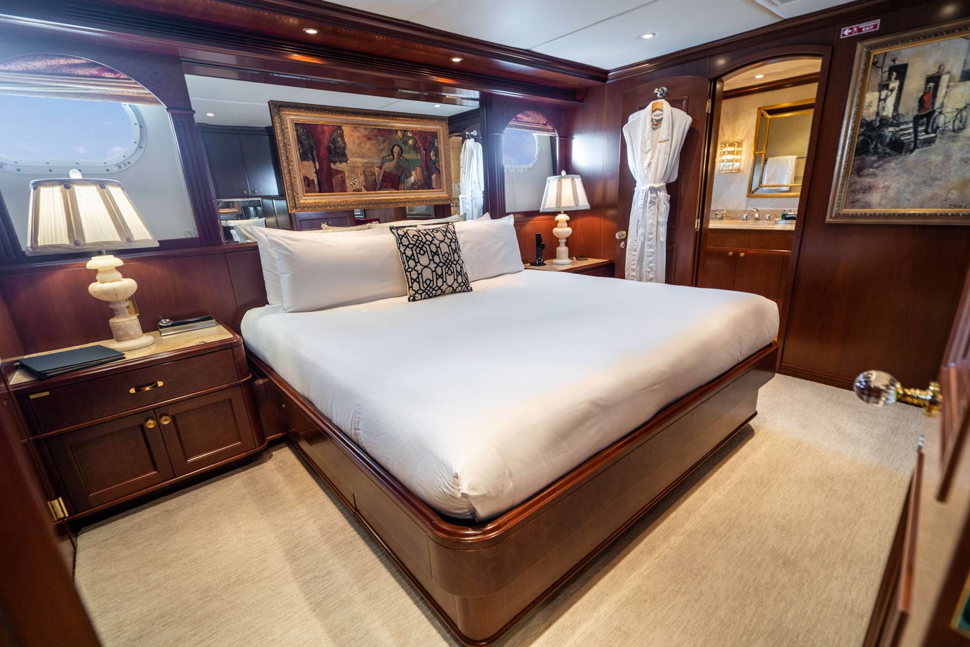 RELENTLESS Yacht Charter - King Guest cabin (1)