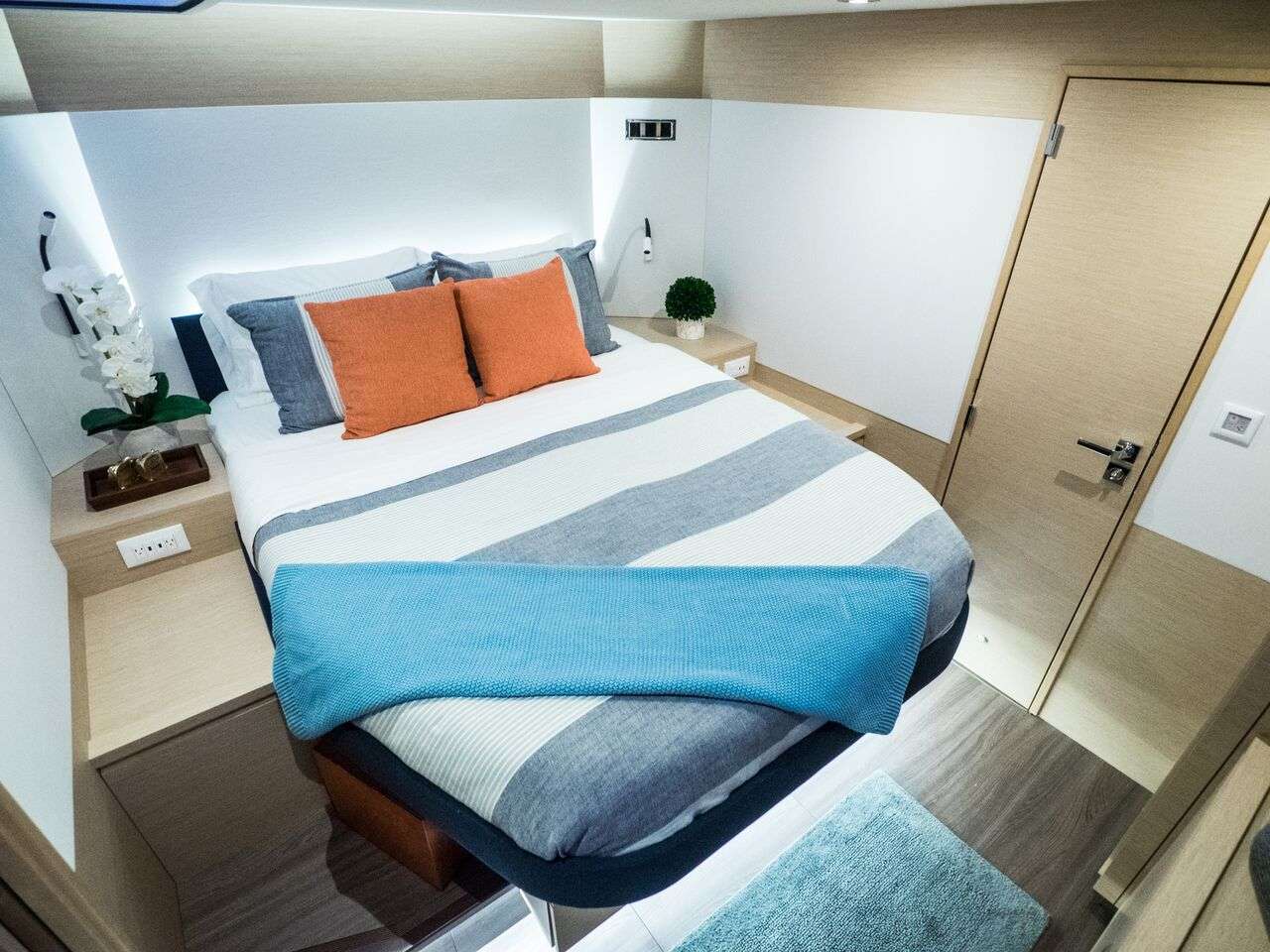 BLUE PEPPER Yacht Charter - Queen guest cabin