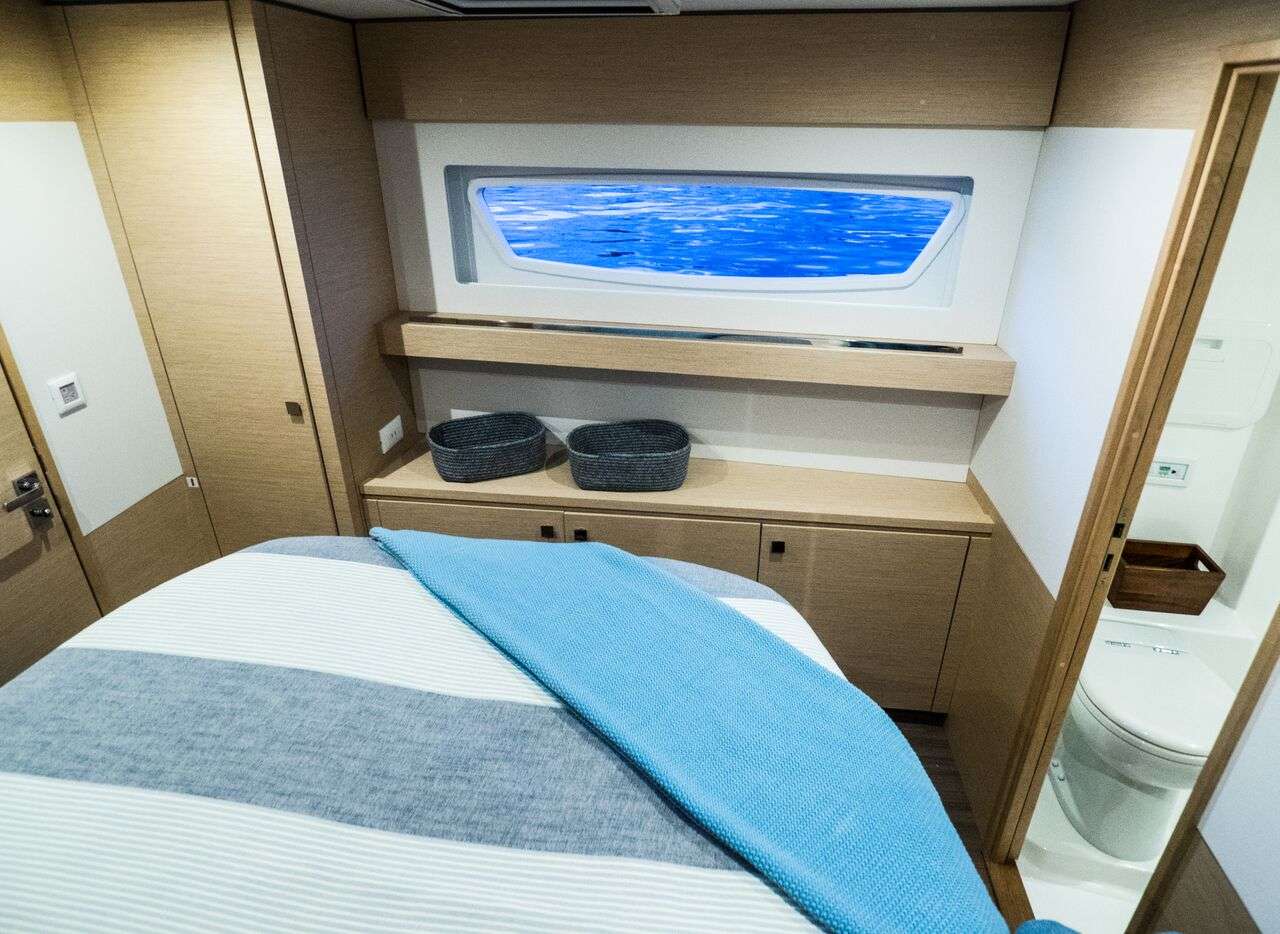 BLUE PEPPER Yacht Charter - Queen guest cabin with bath
