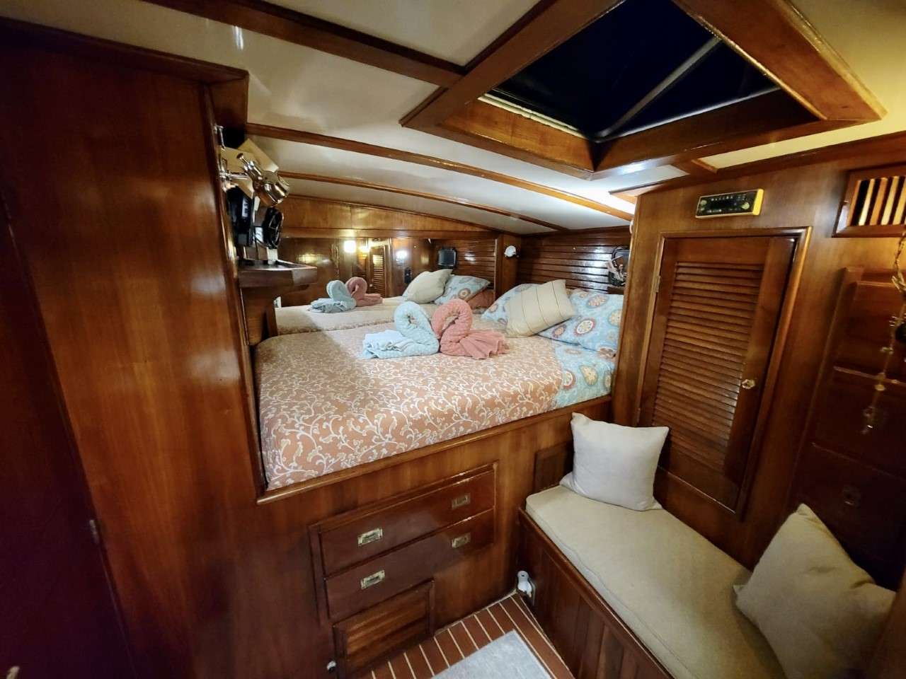 KAI Yacht Charter - Guest Queen Cabin