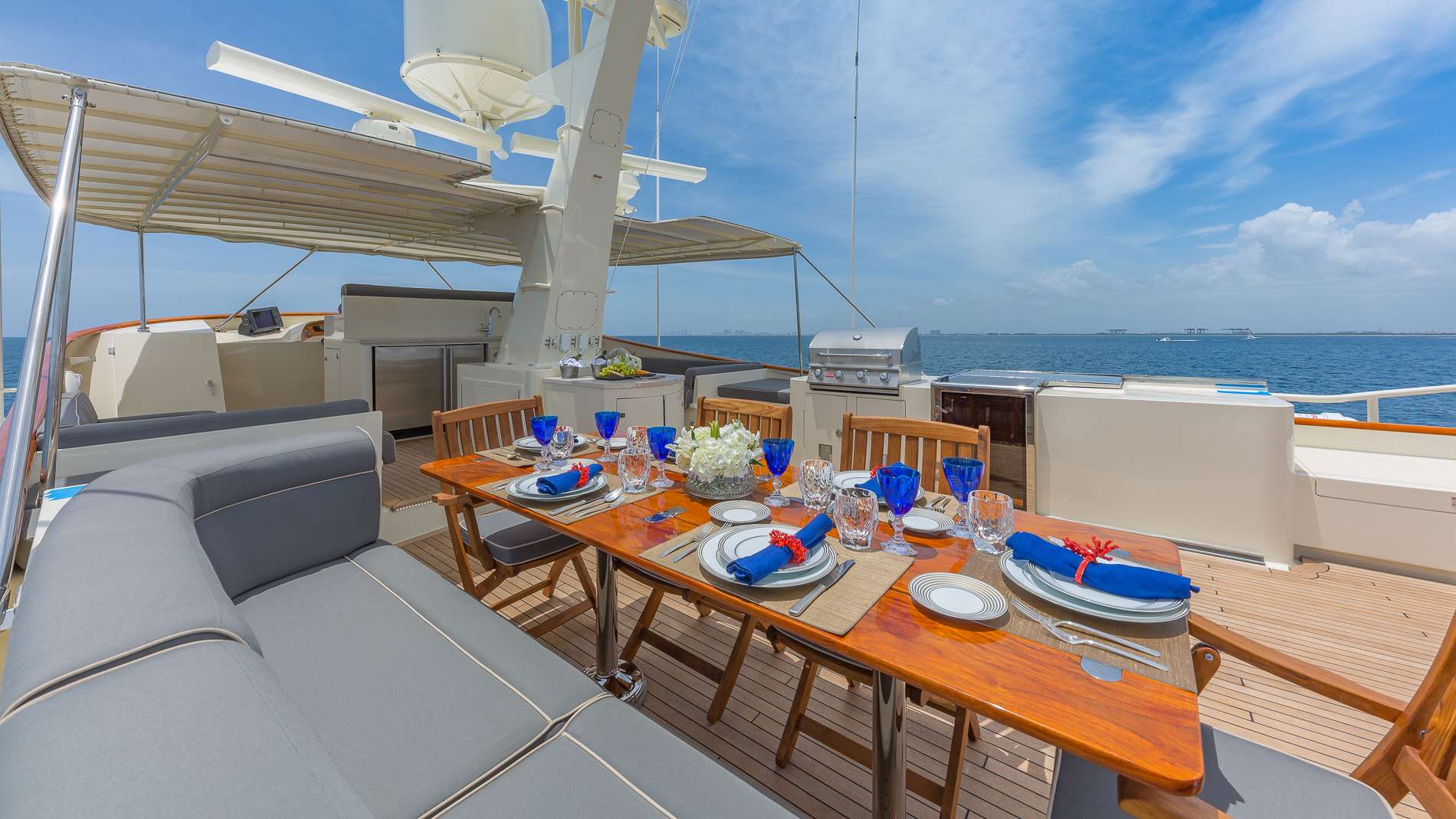 ARIADNE Yacht Charter - Flybridge Dining