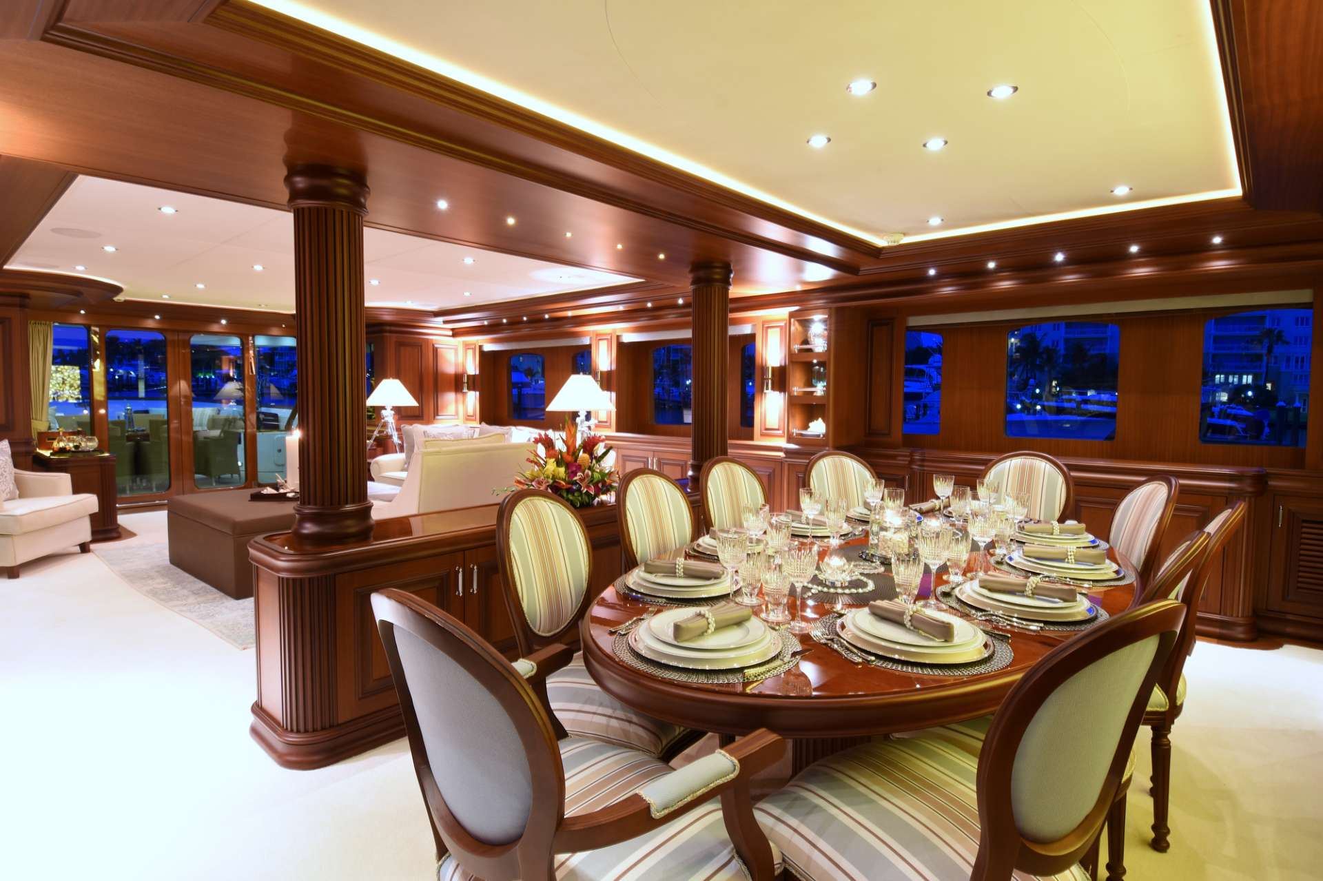 Main Salon, Dining