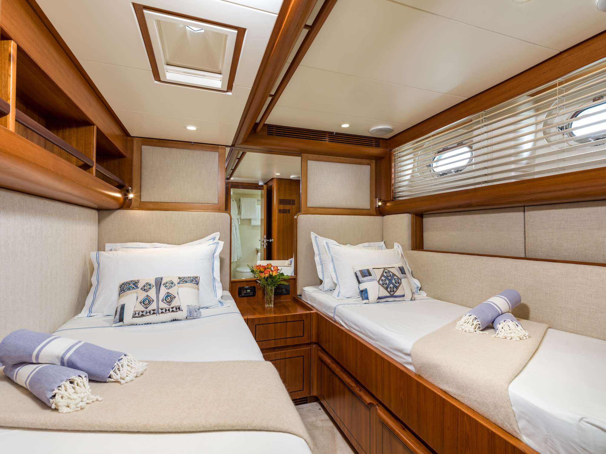 Vivid Yacht Charter - Twin Cabin