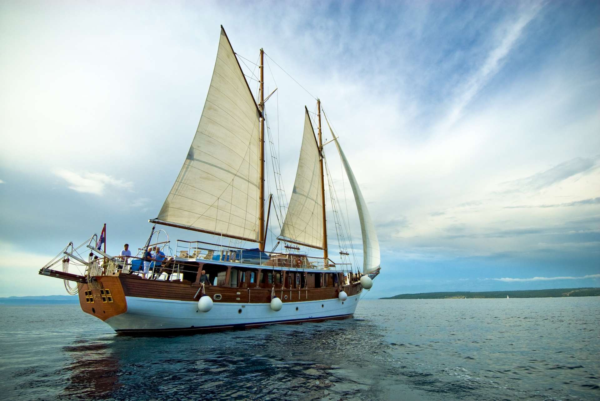 Yacht Charter Romanca | Ritzy Charters