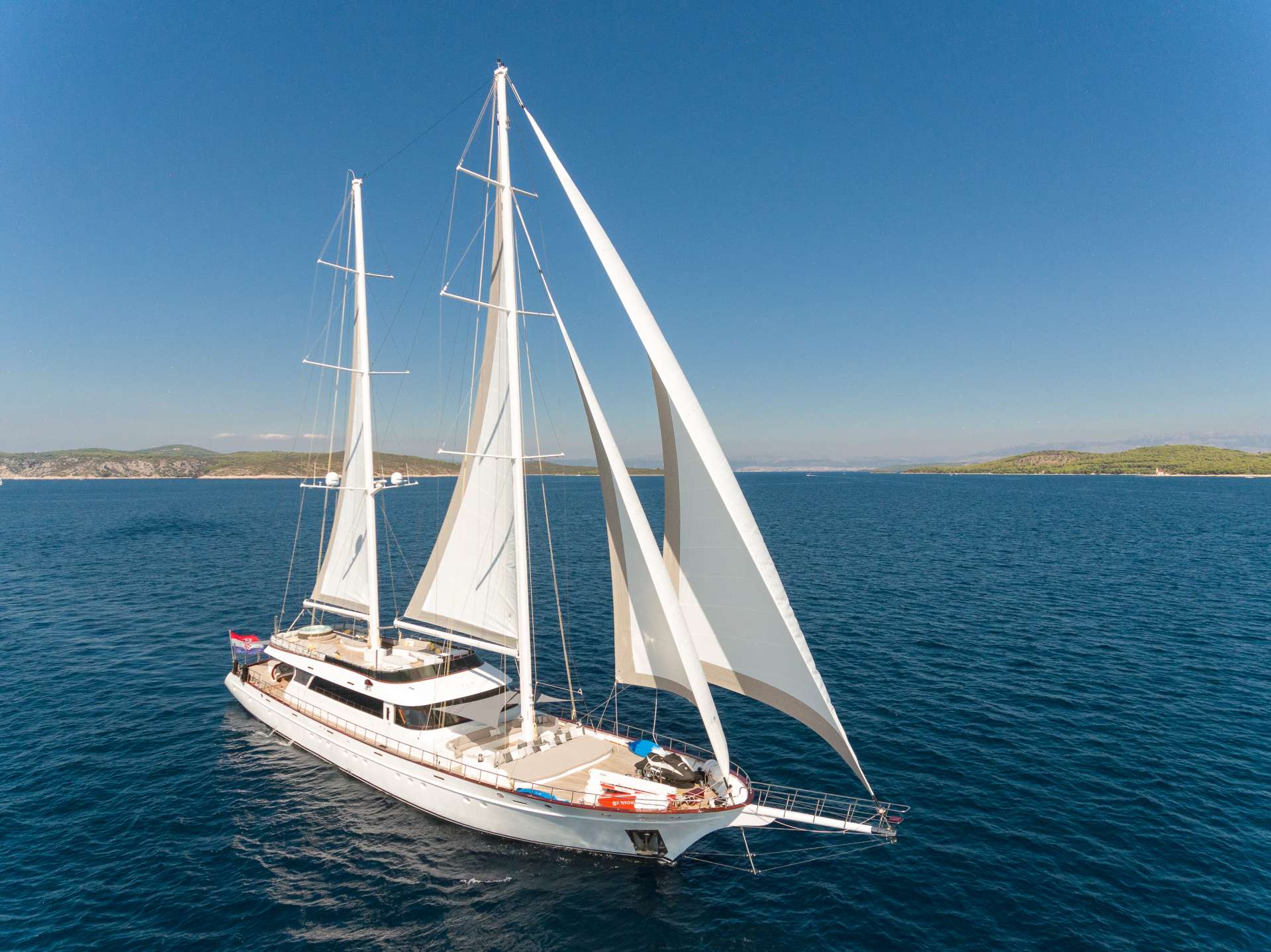 Yacht Charter LADY GITA | Ritzy Charters