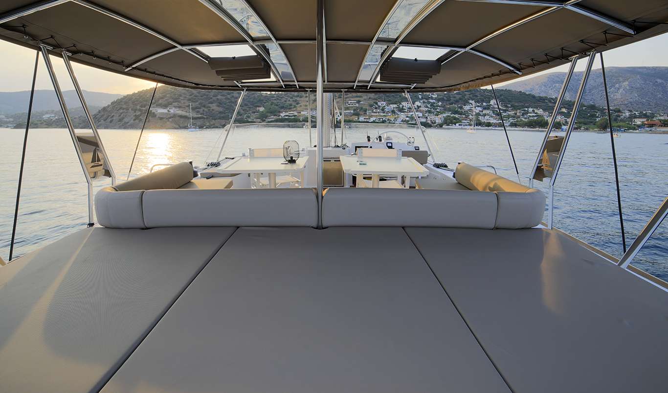NEW HORIZONS 3 Yacht Charter - Upper Deck Sunbeds