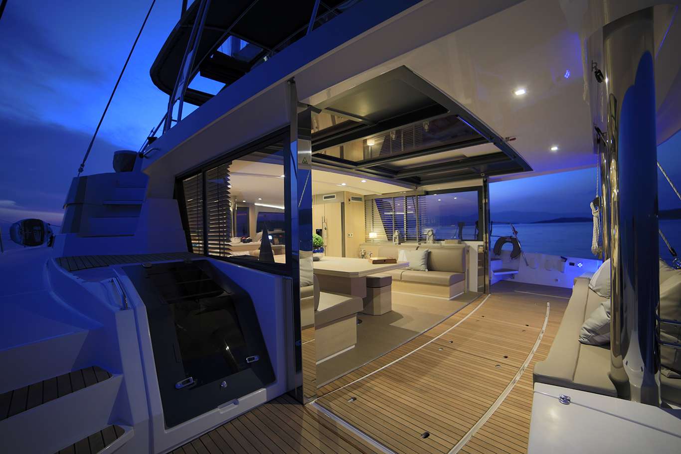NEW HORIZONS 3 Yacht Charter - Aft by night
