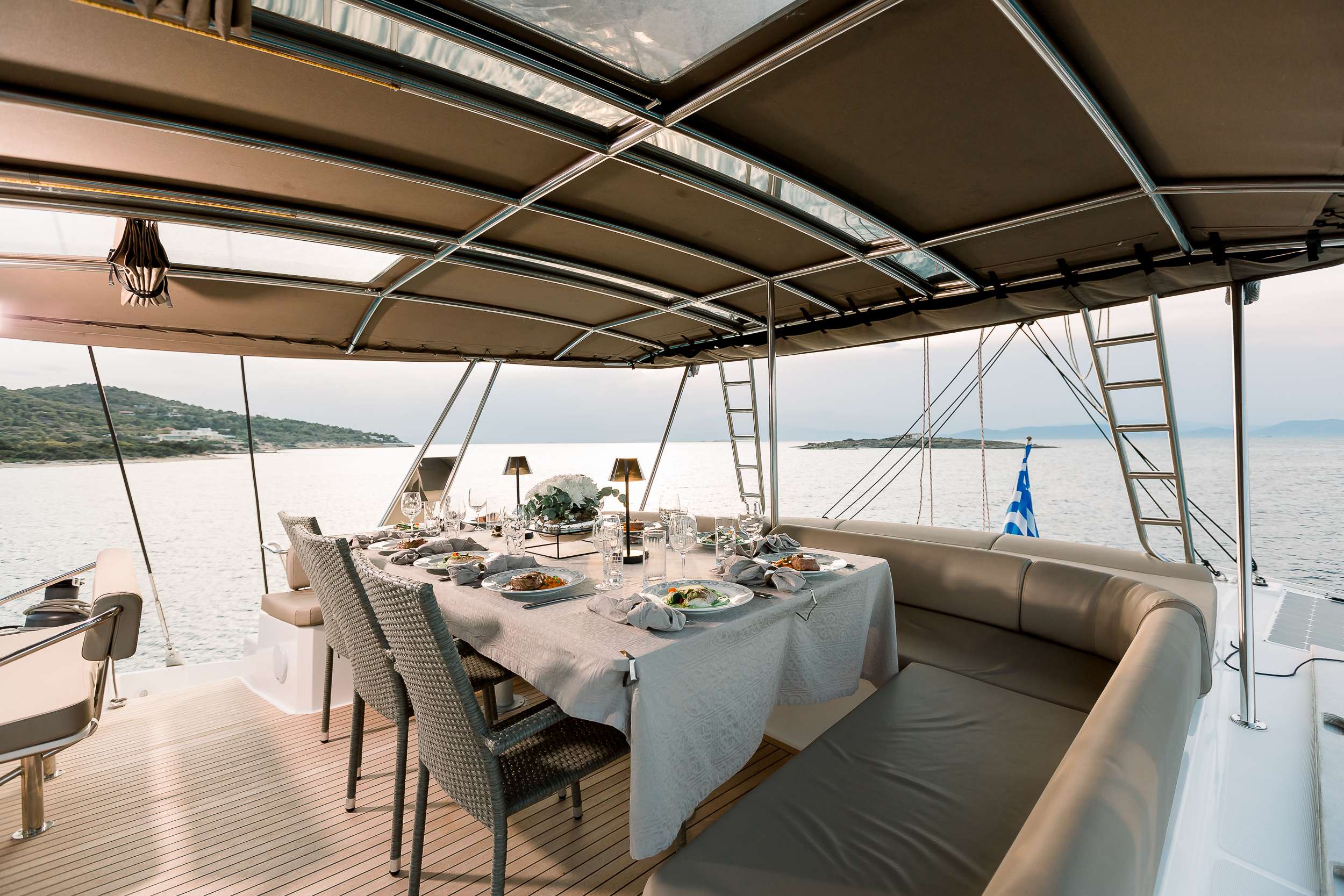 NEW HORIZONS 3 Yacht Charter - Upper Deck Dining Area