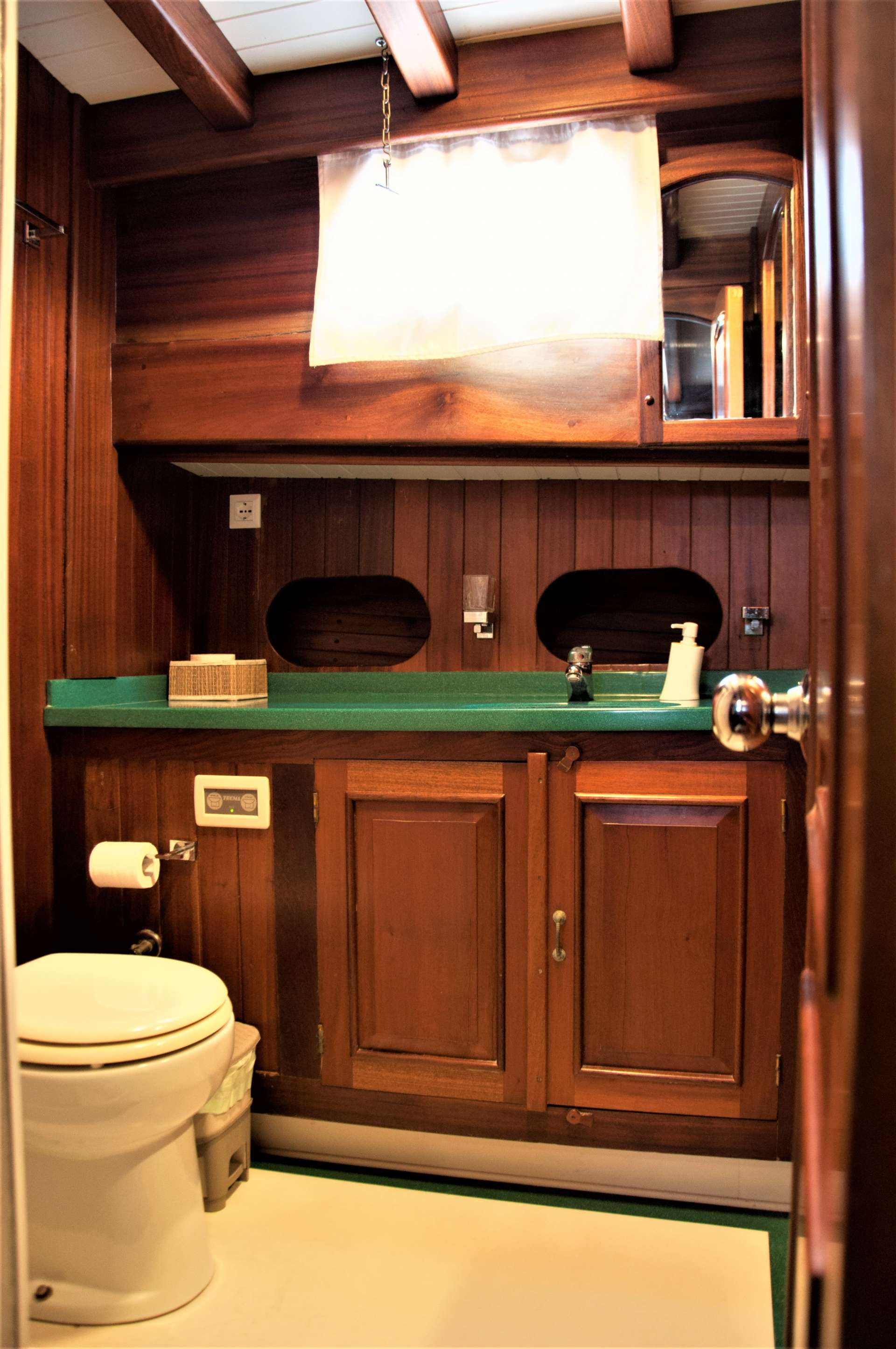 Donna Marisa Yacht Charter - Bathroom