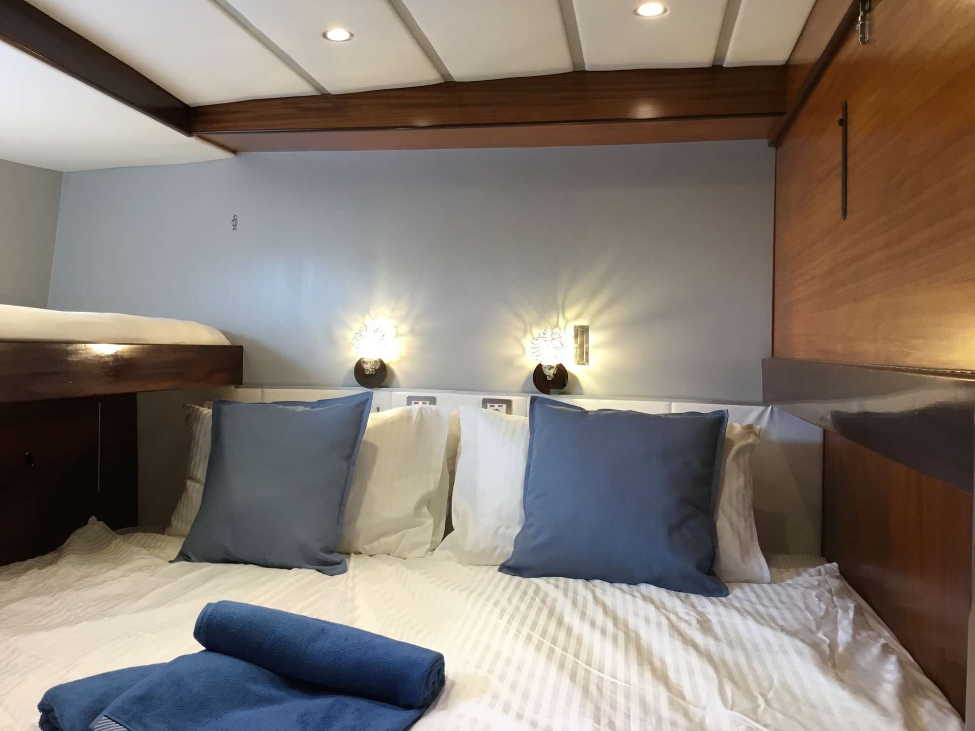 Aft twin cabin - converts to king bed