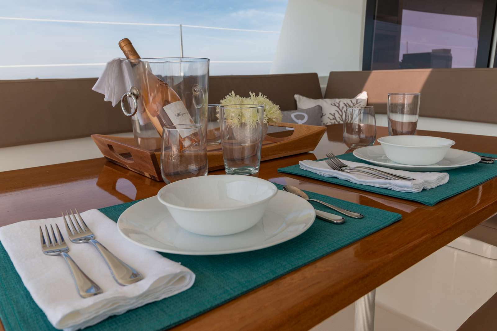 Yacht charter Rogue Angel