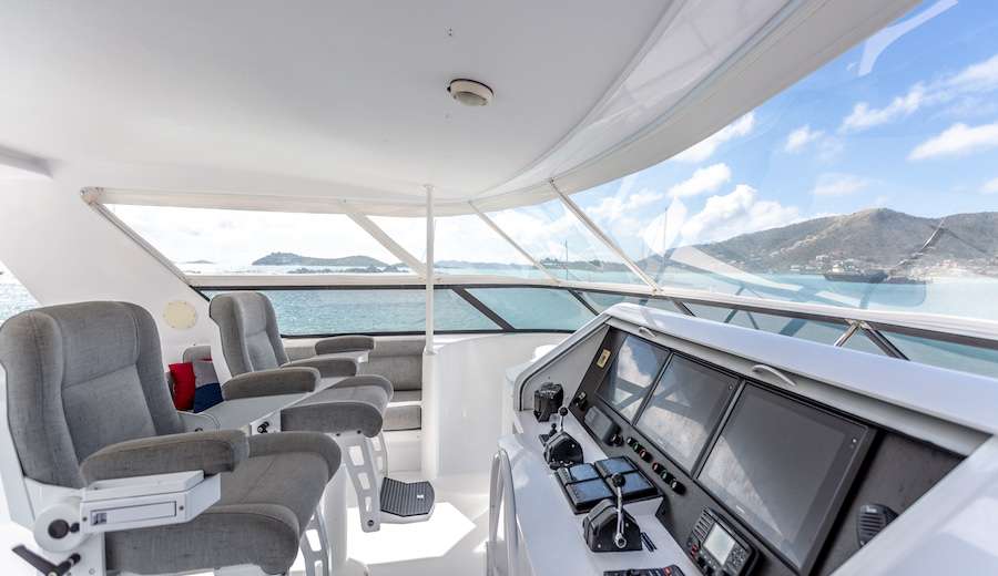 PRIME TIME Yacht Charter - And the flybridge helm station