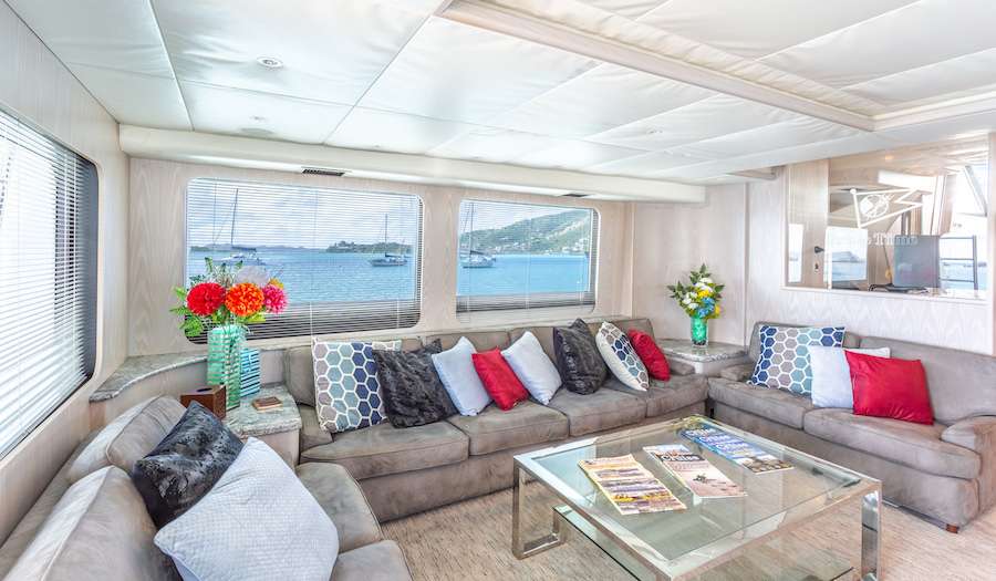 PRIME TIME Yacht Charter - Prime Time features a huge saloon