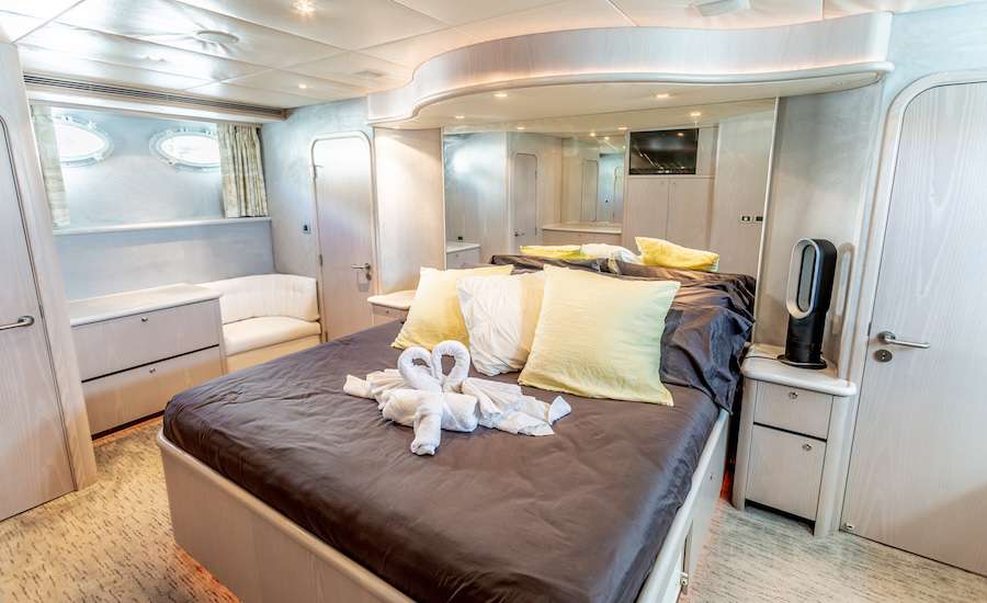 PRIME TIME Yacht Charter - Master King suite