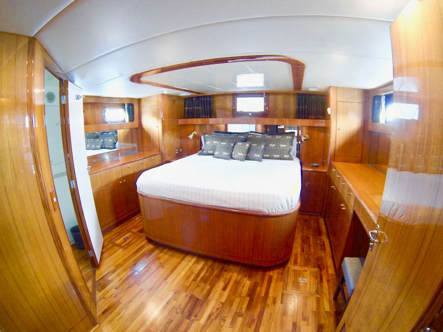 MCGREGOR III Yacht Charter - Master cabin