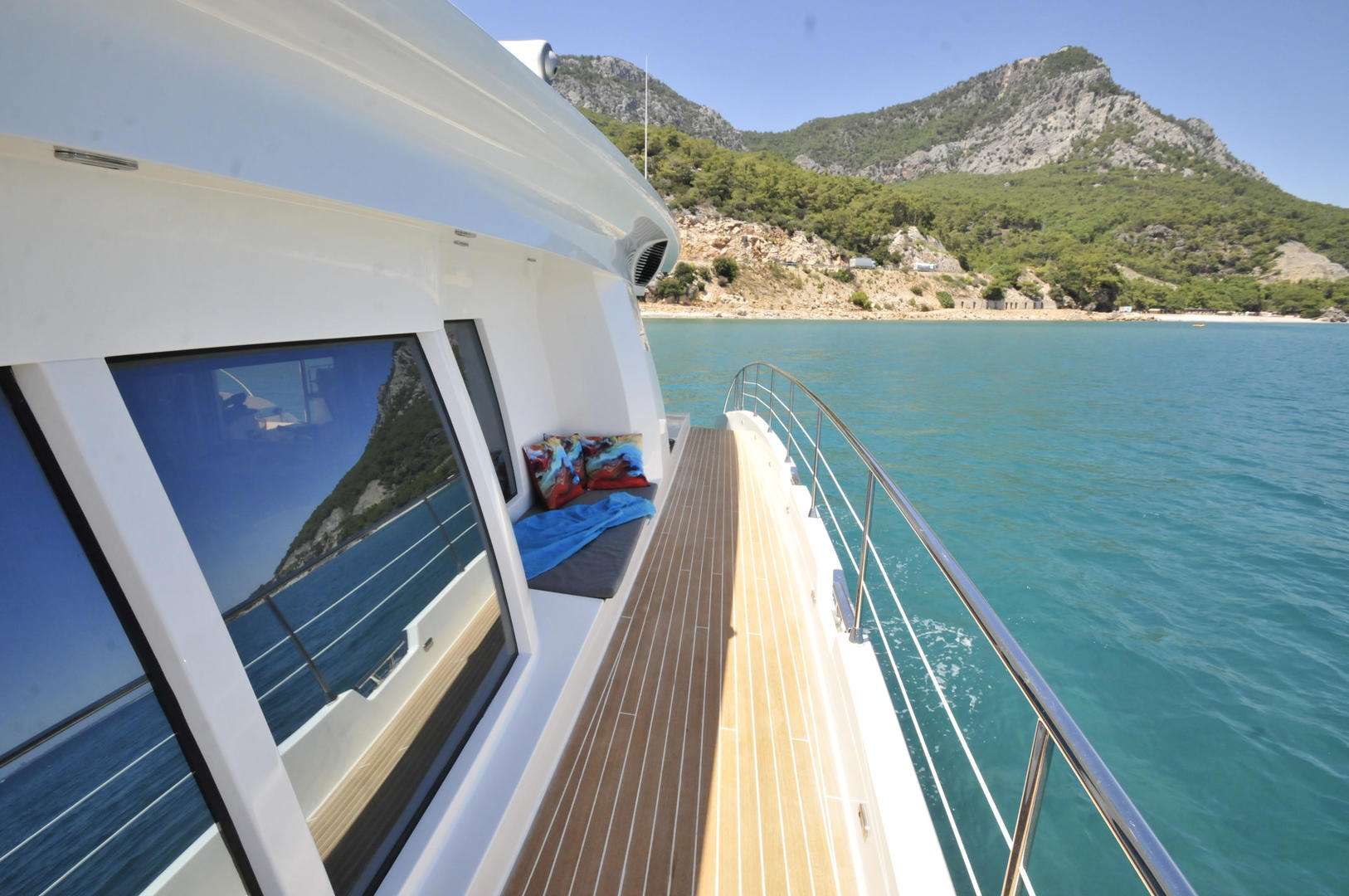 Catamaran Charter Solar Wave