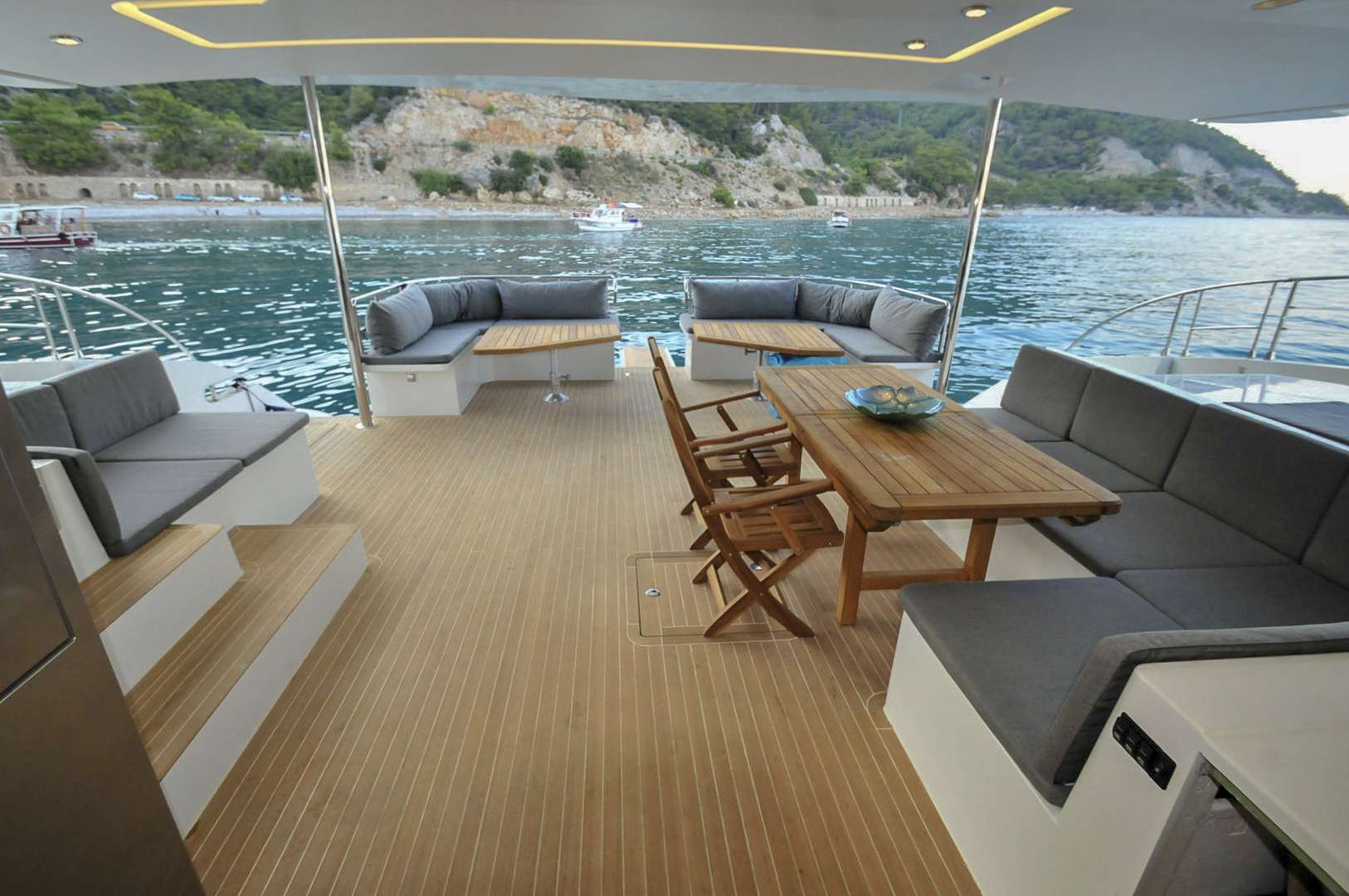 Yacht charter Solar Wave