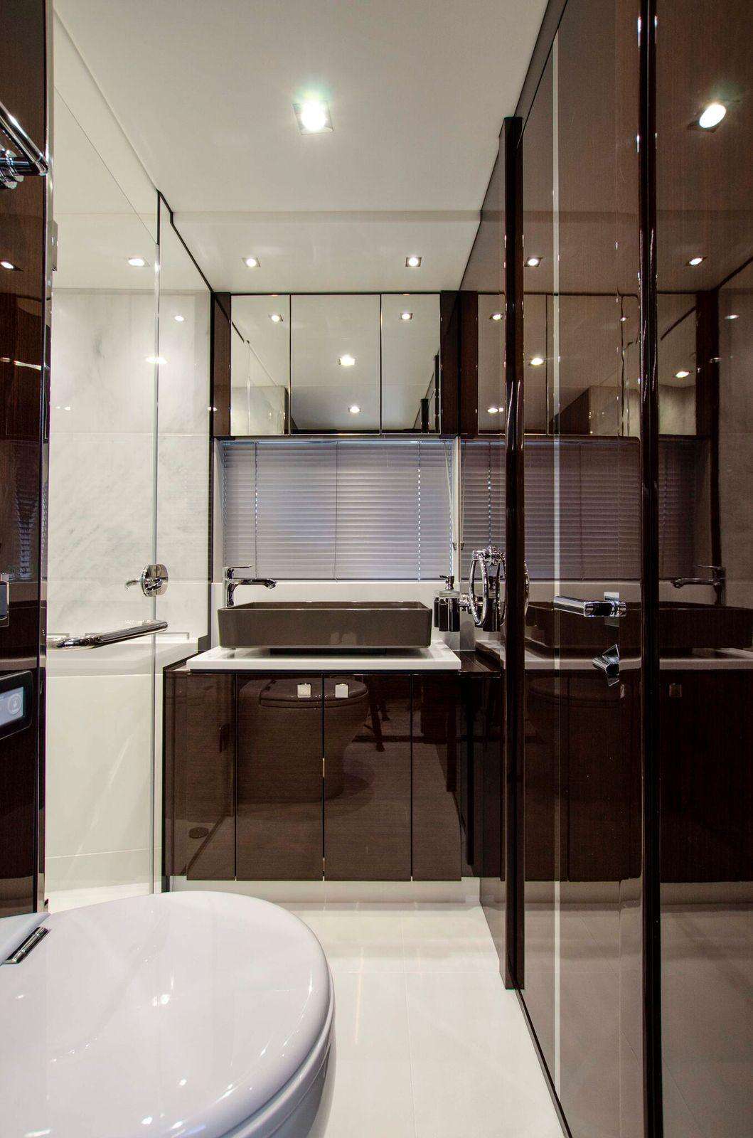 Guest stateroom head &amp; day head