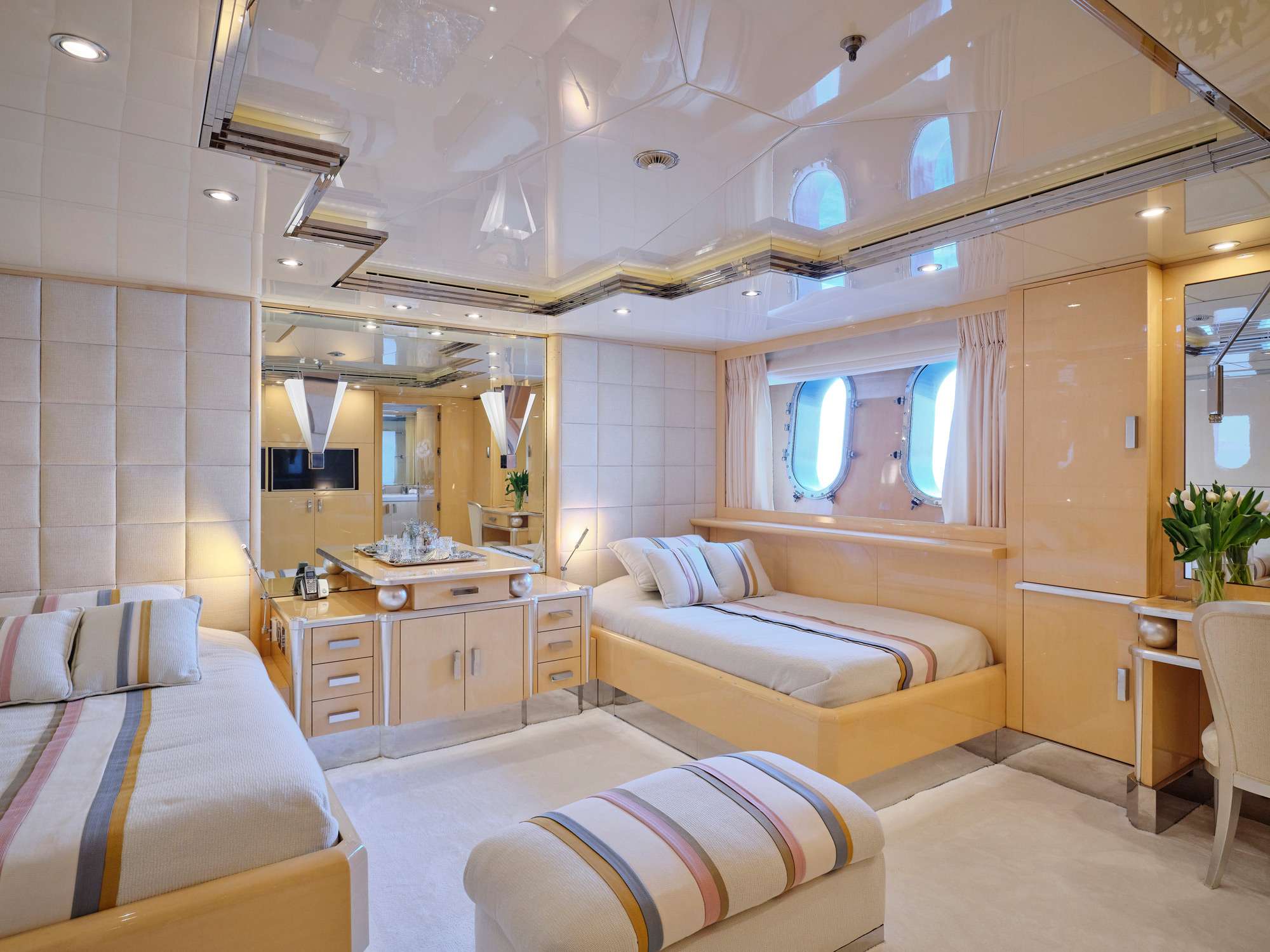 SUNDAY Yacht Charter - Twin Stateroom