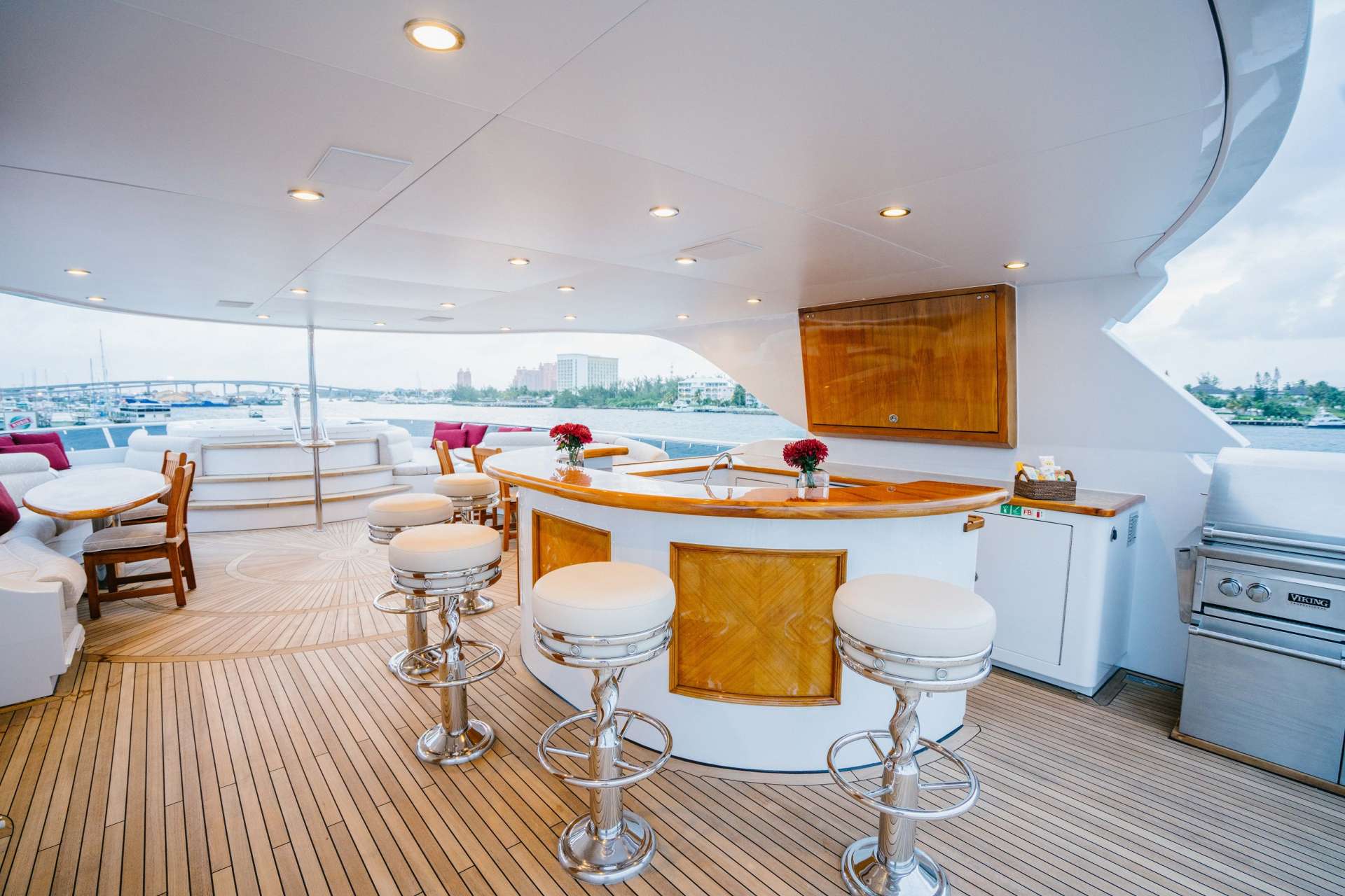 Upper deck bar
