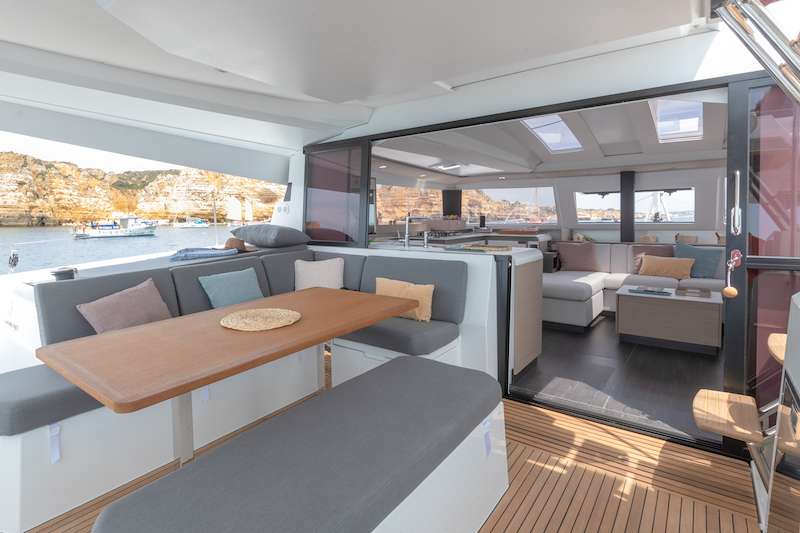 CHAMPAGNE Yacht Charter - Cockpit to Salon