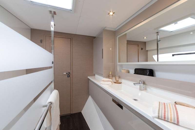 CHAMPAGNE Yacht Charter - Bathroom