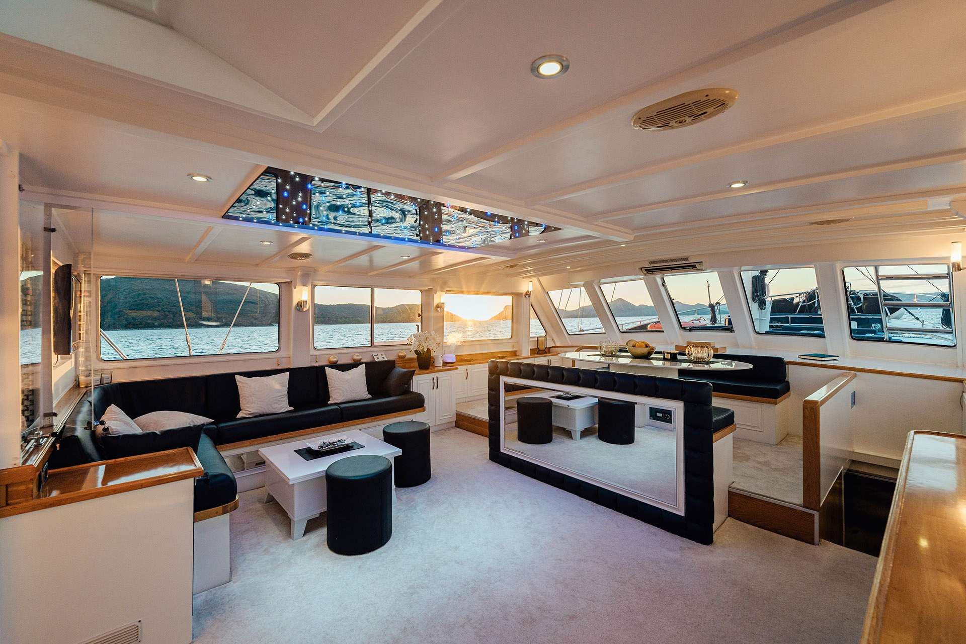MASKE Yacht Charter - Salon