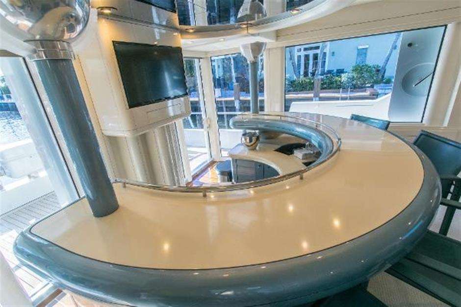 Salon bar/dining area