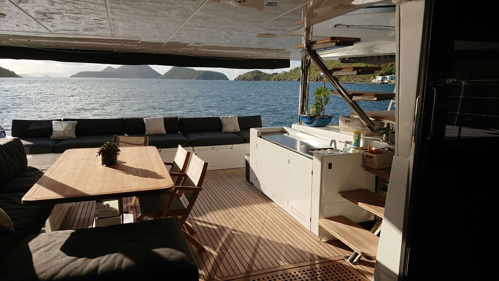 Yacht charter Oculus