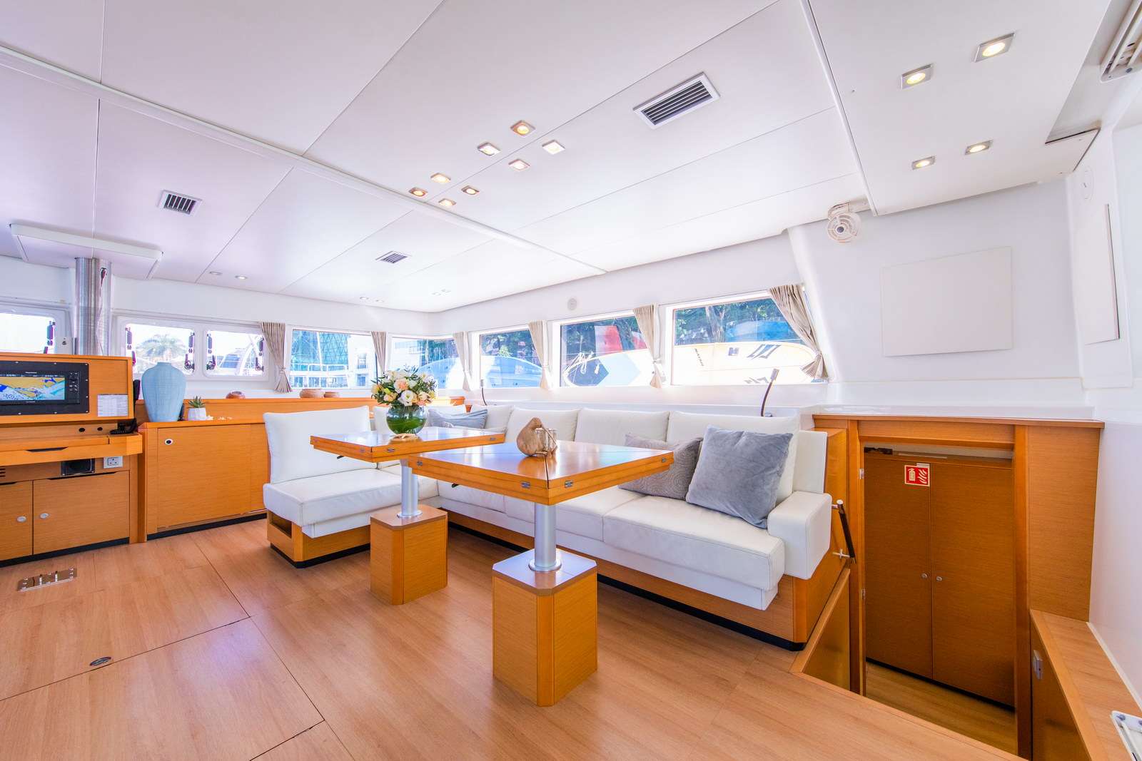 Salon - Starboard Side