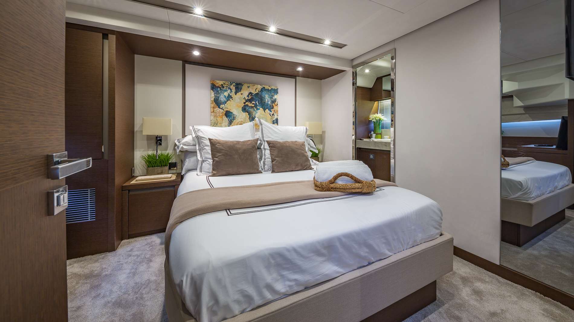 MotorYacht Hellooo Cabin
