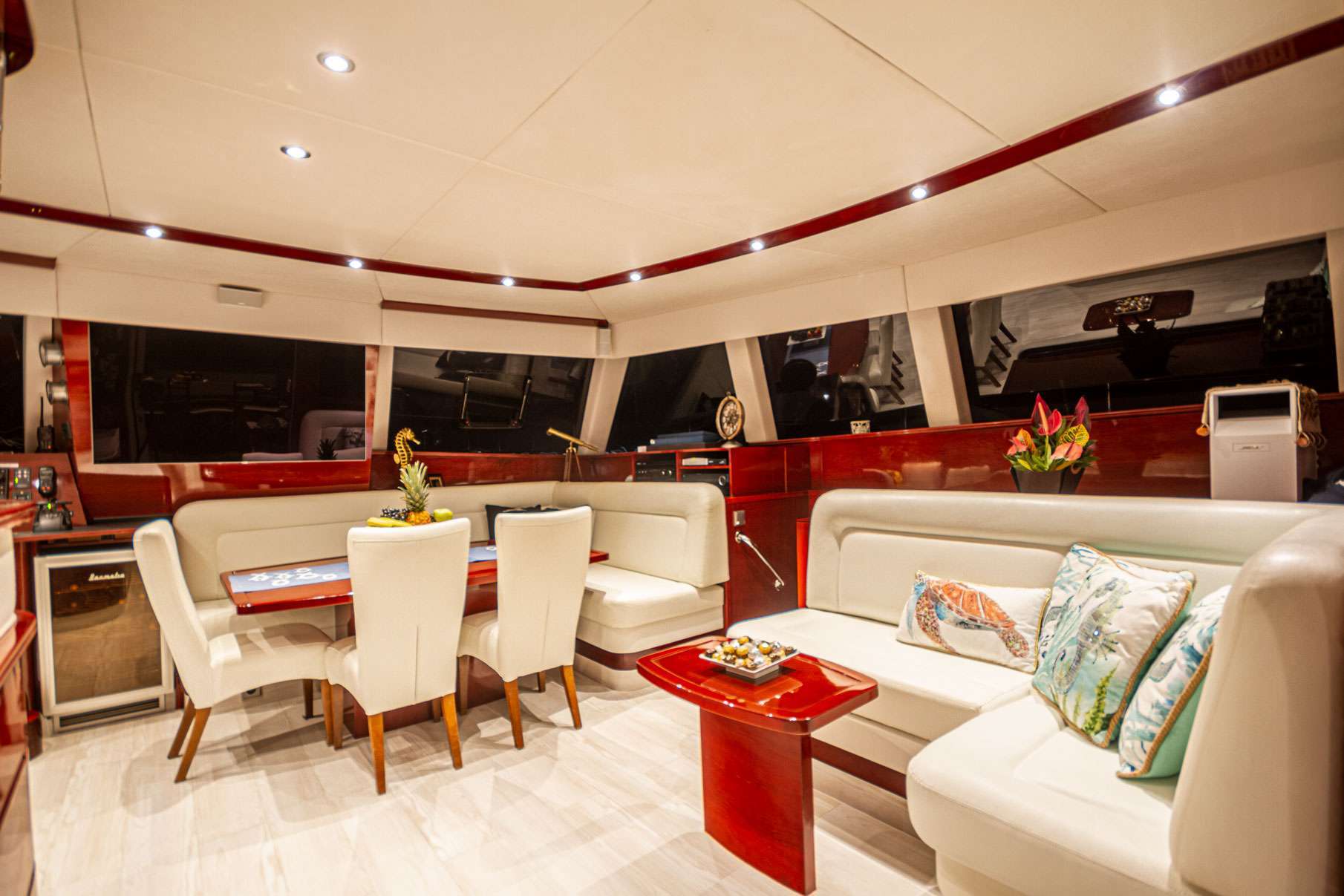 salon setee and dining table