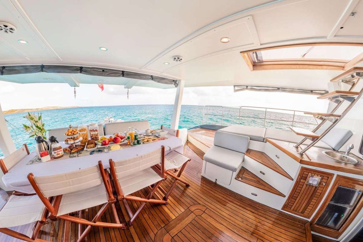 aft deck seating, dining and lounging