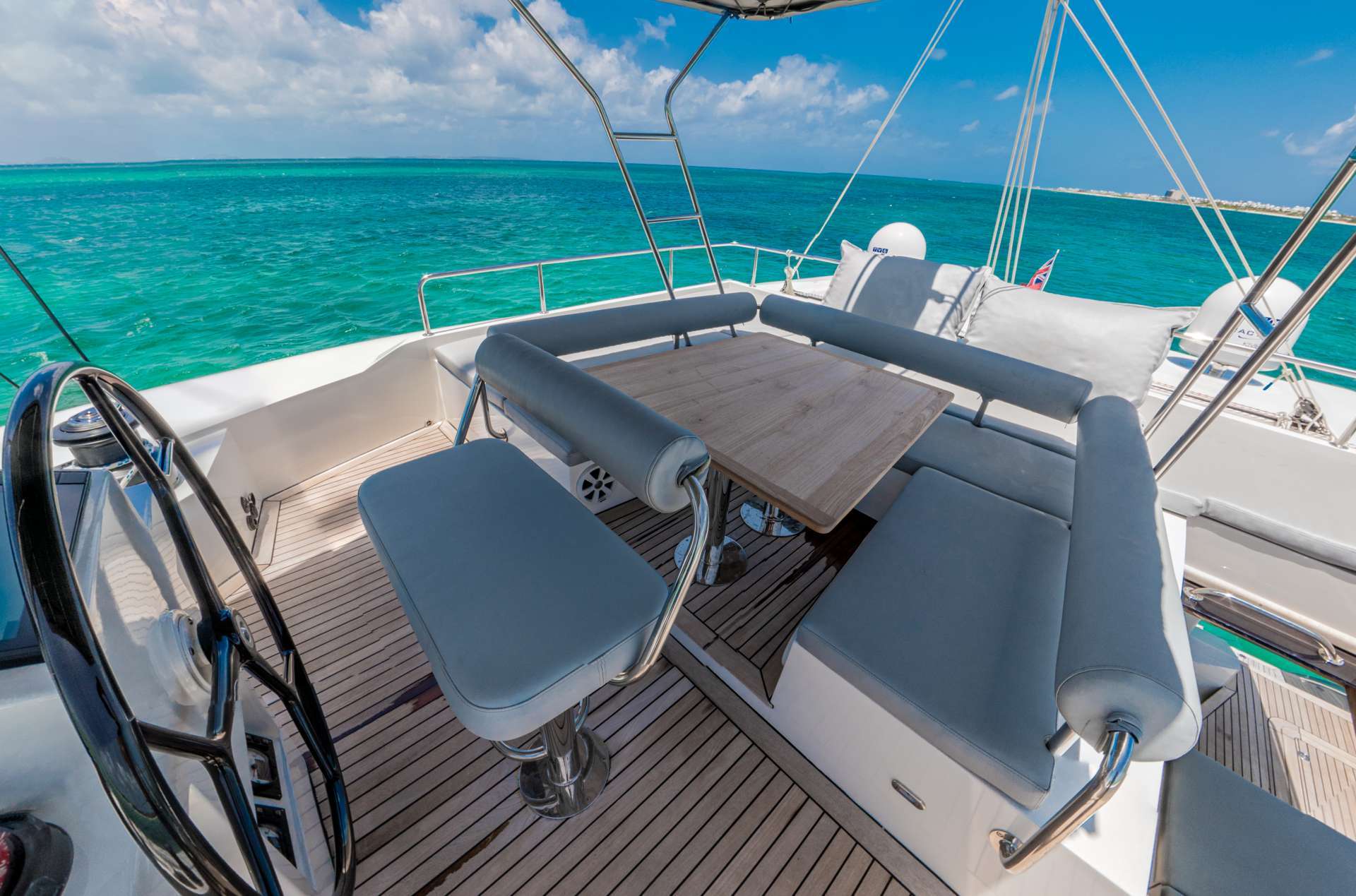 Flybridge for lounging and sunbathing