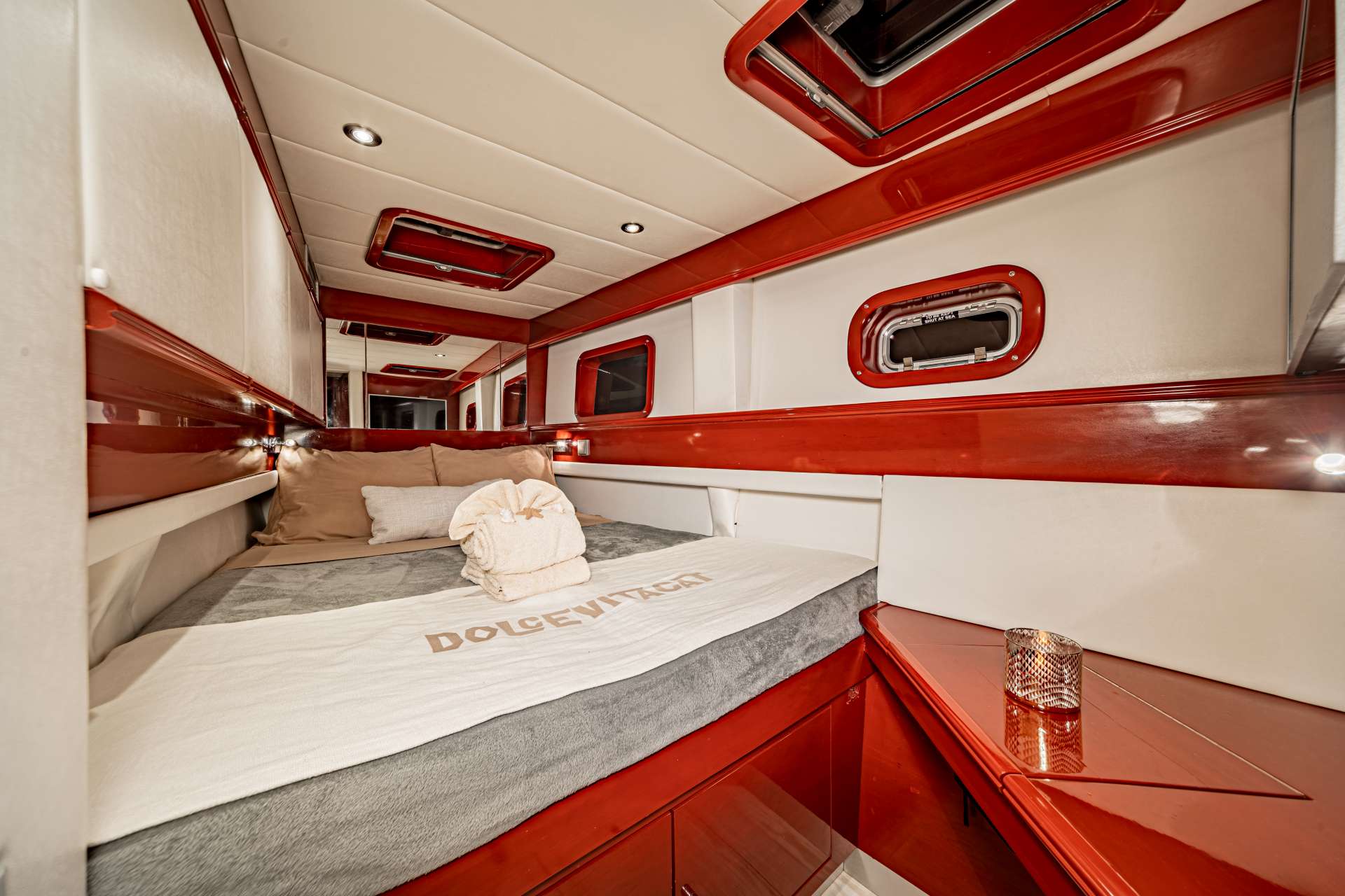 Queen guest cabin