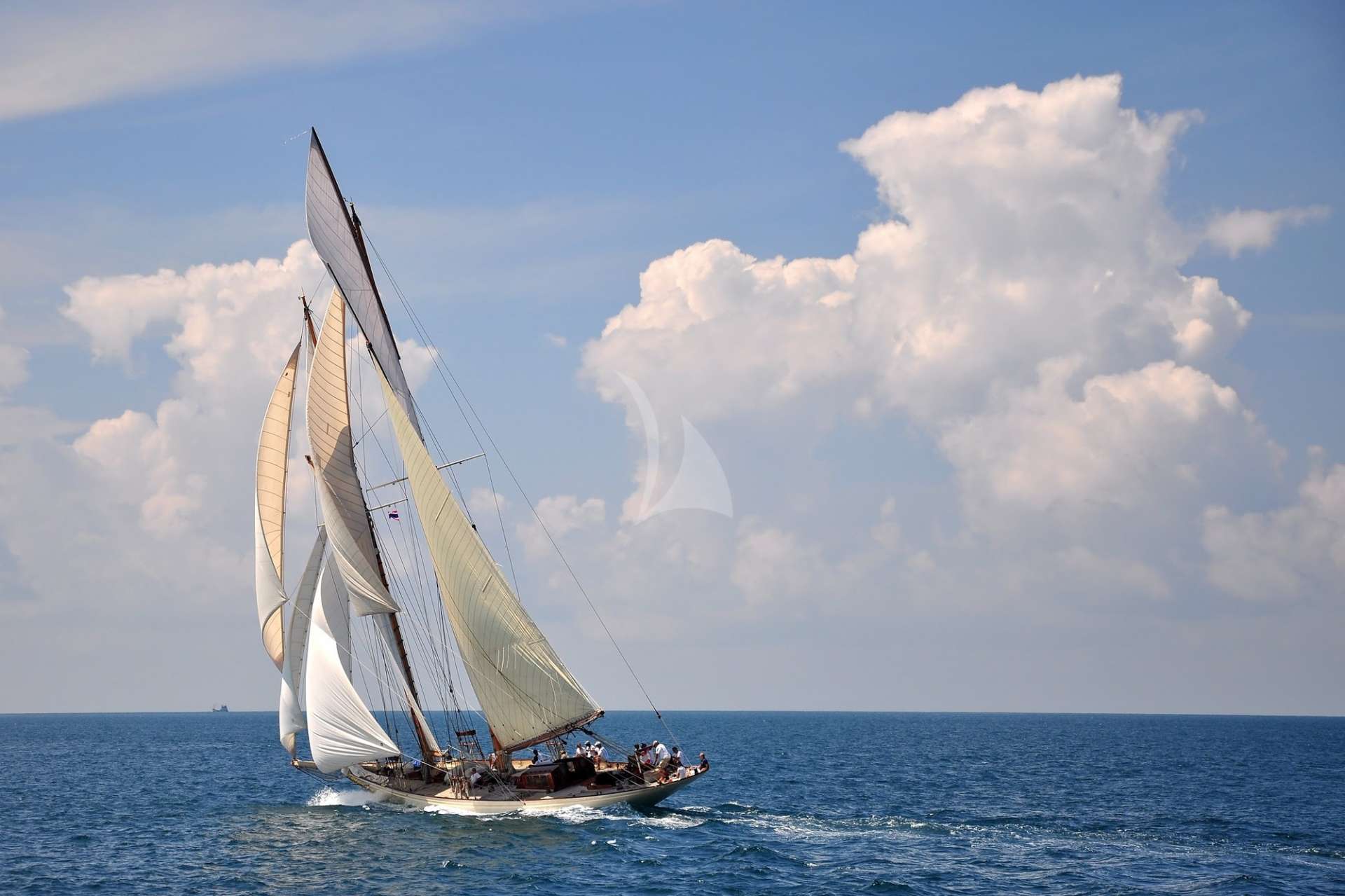 Yacht Charter Sunshine | Ritzy Charters
