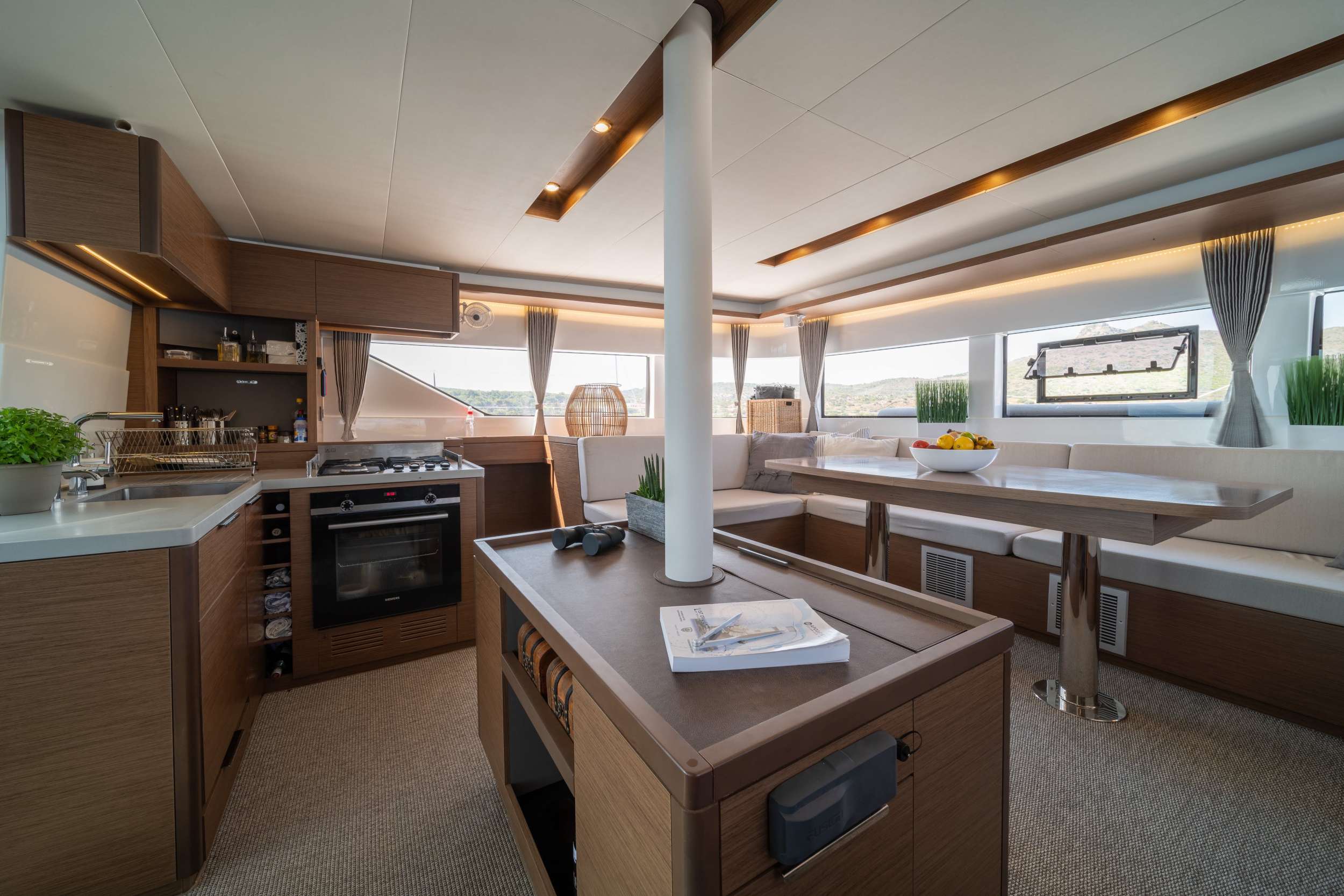 NOMAD II Yacht Charter - Gally