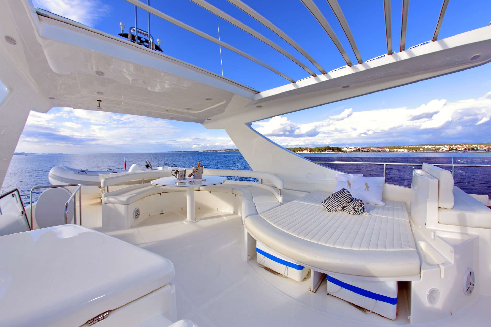 Flybridge with rectractable hardtop roof
