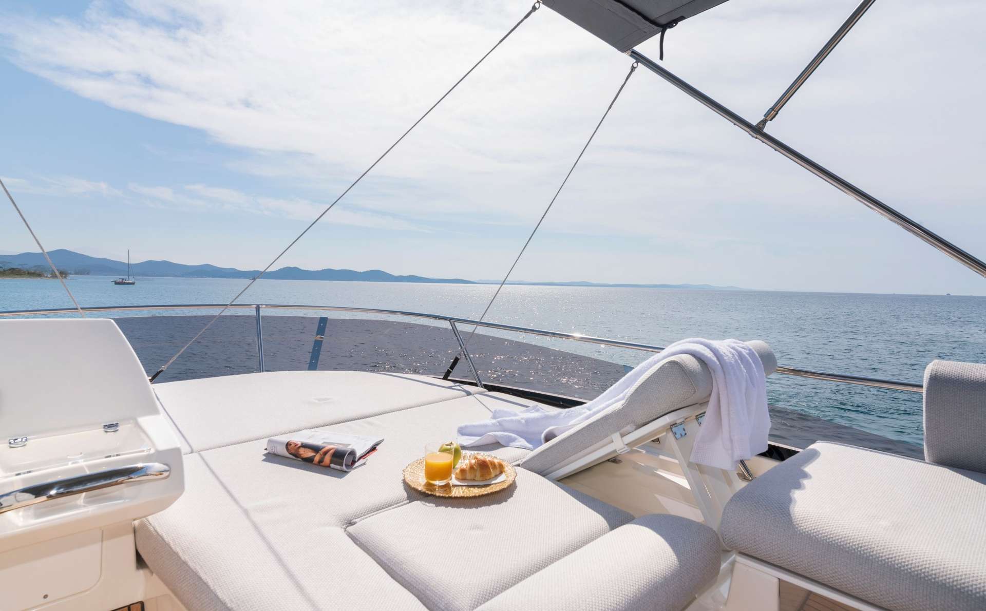 Flybridge adjustable sunbathing pads M/Y ADUDU 2