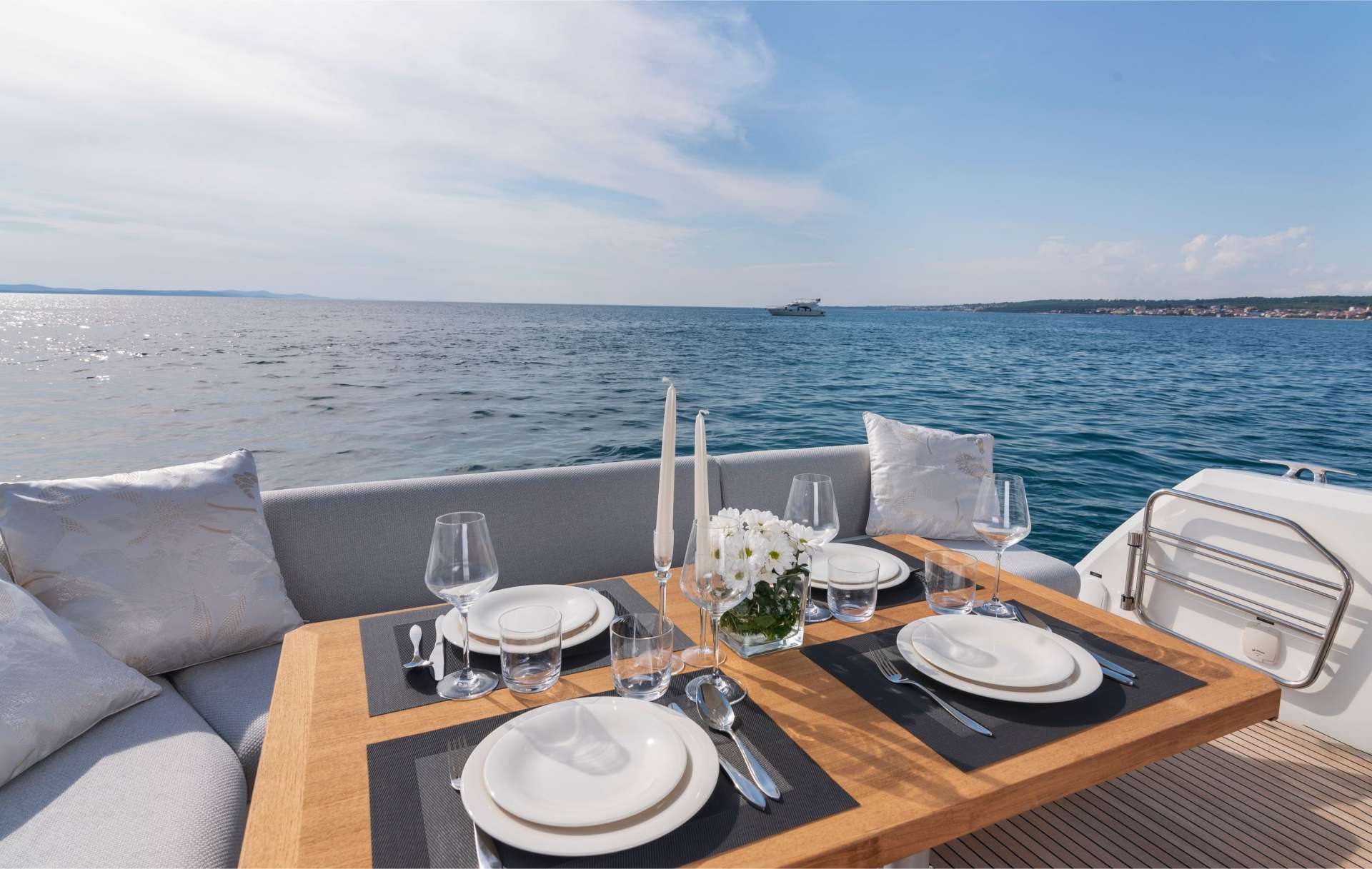 Aft deck dinning area M/YADUDU 2