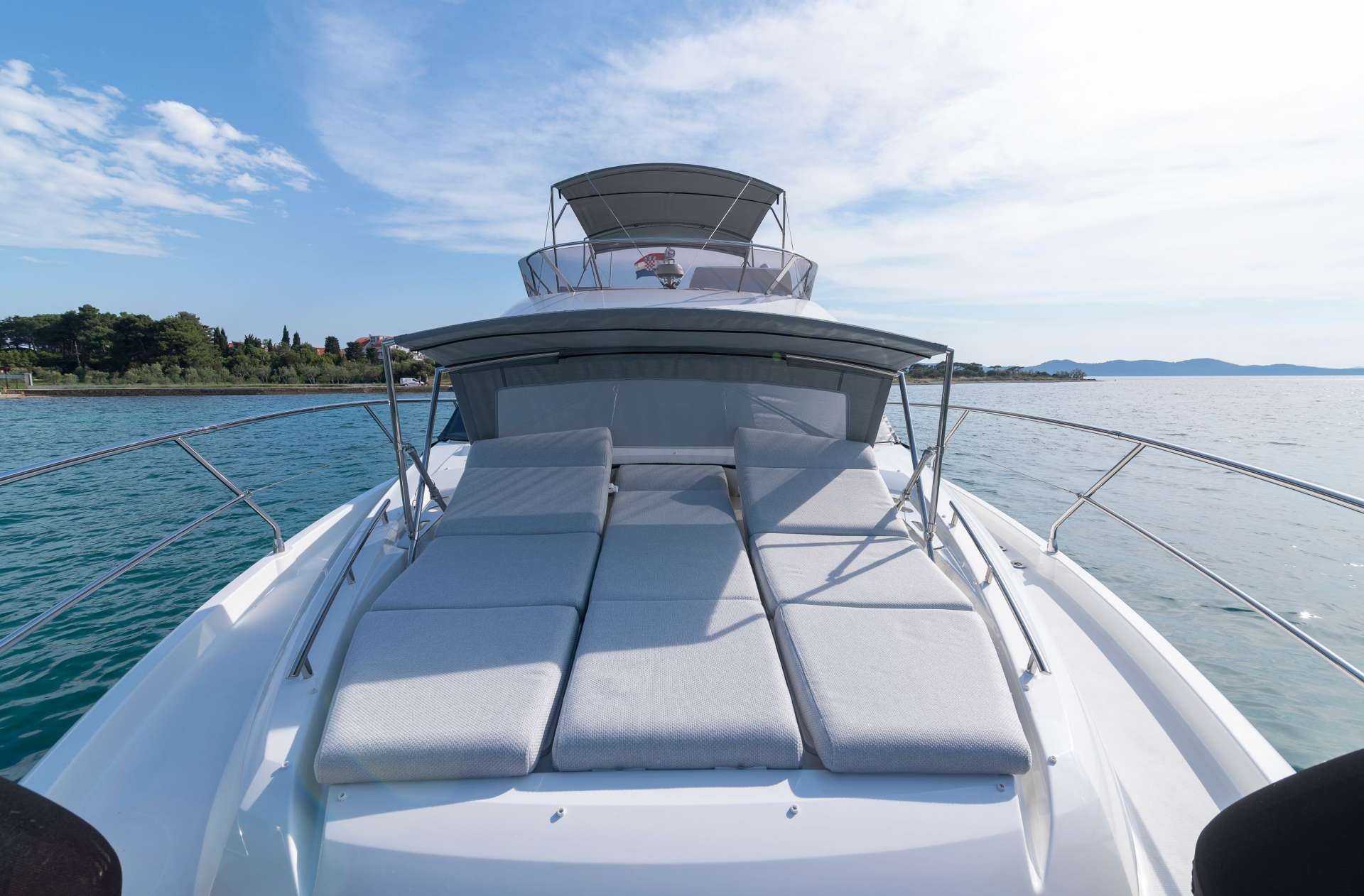 Bow sunbathing area M/Y ADUDU 2