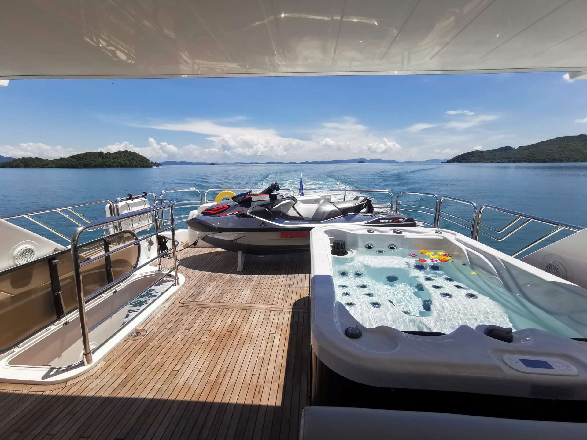 Flybridge with Jacuzzi, Bar and Seating