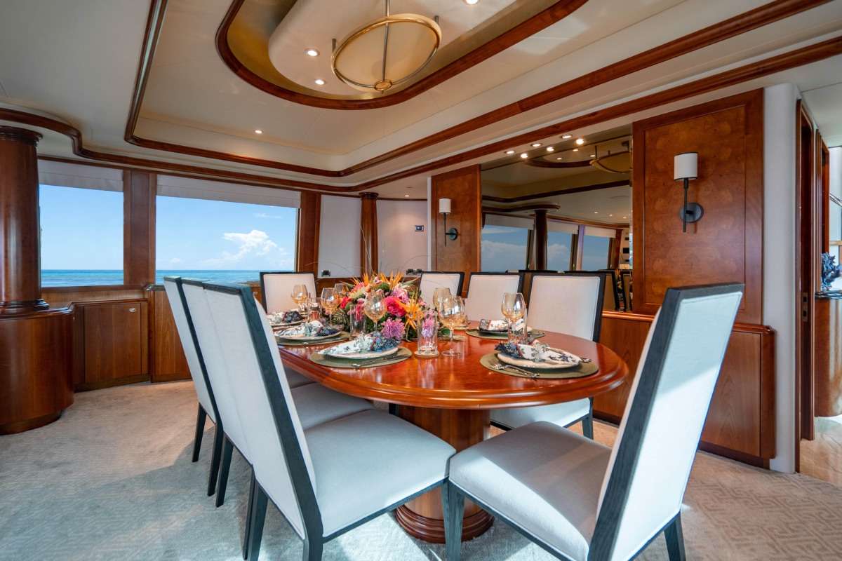 Dining salon 
